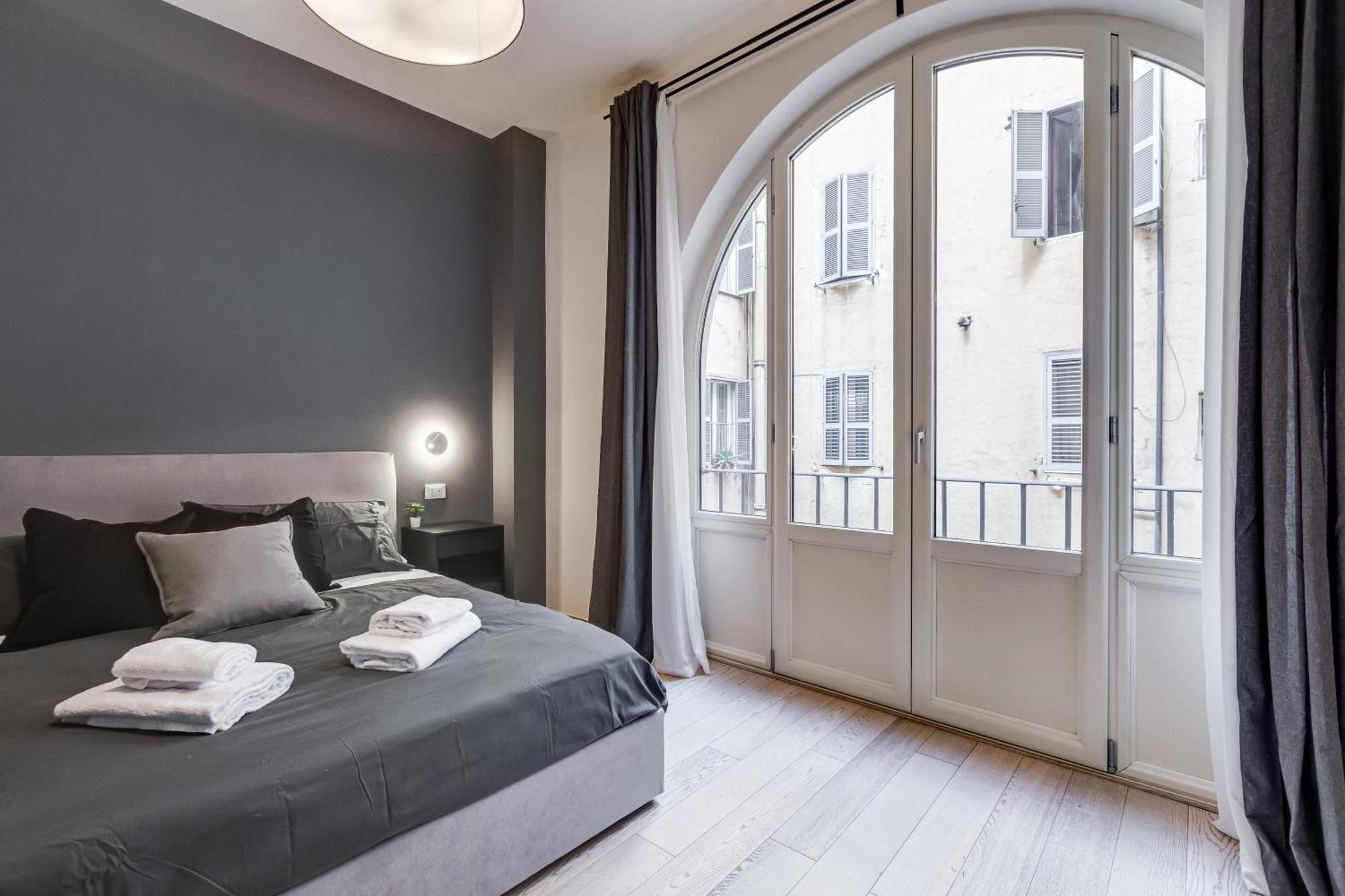 Classy 2-bdr In Termini District Apartment *