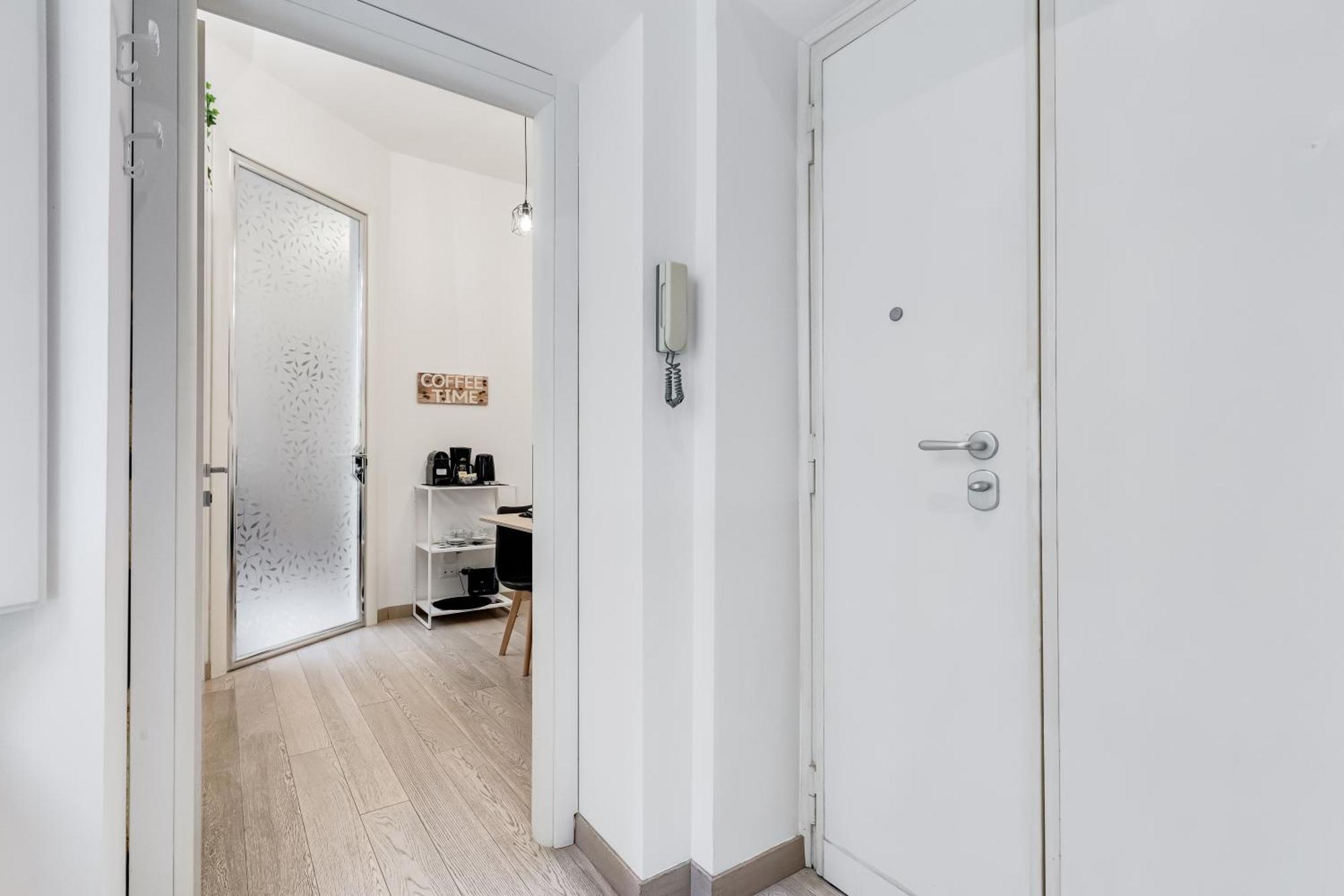 Classy 2-bdr In Termini District *