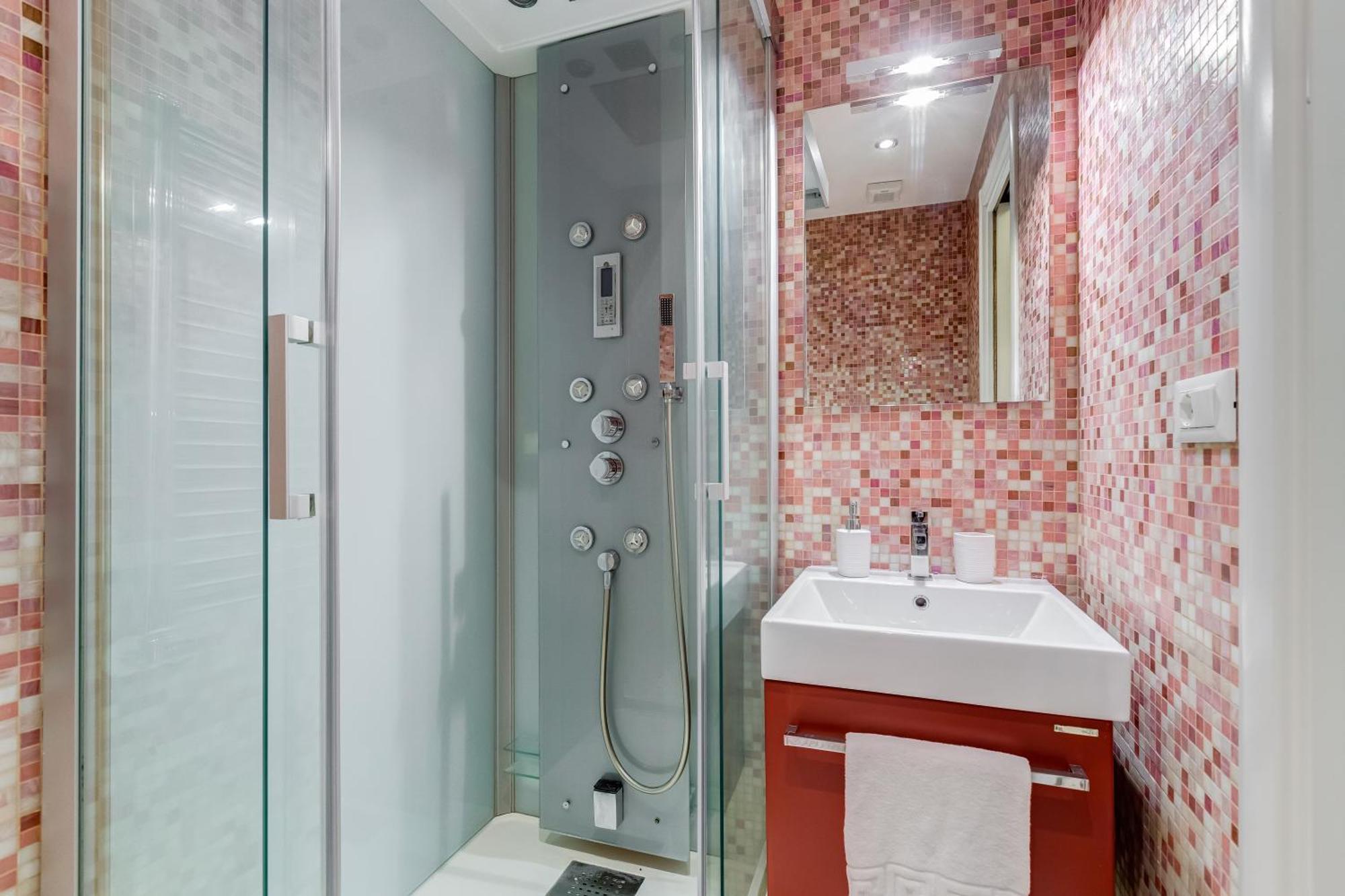 Classy 2-bdr In Termini District Roma