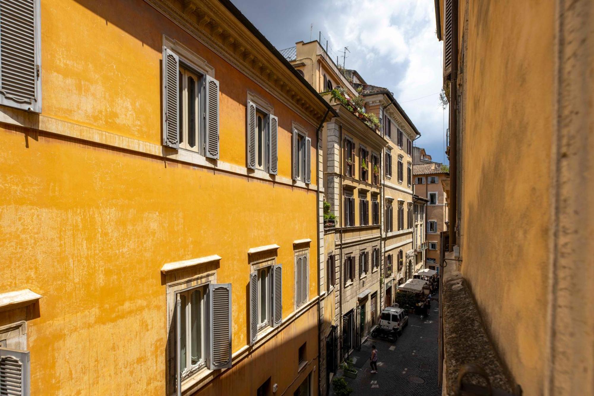 At Luxury Navona 2 *
