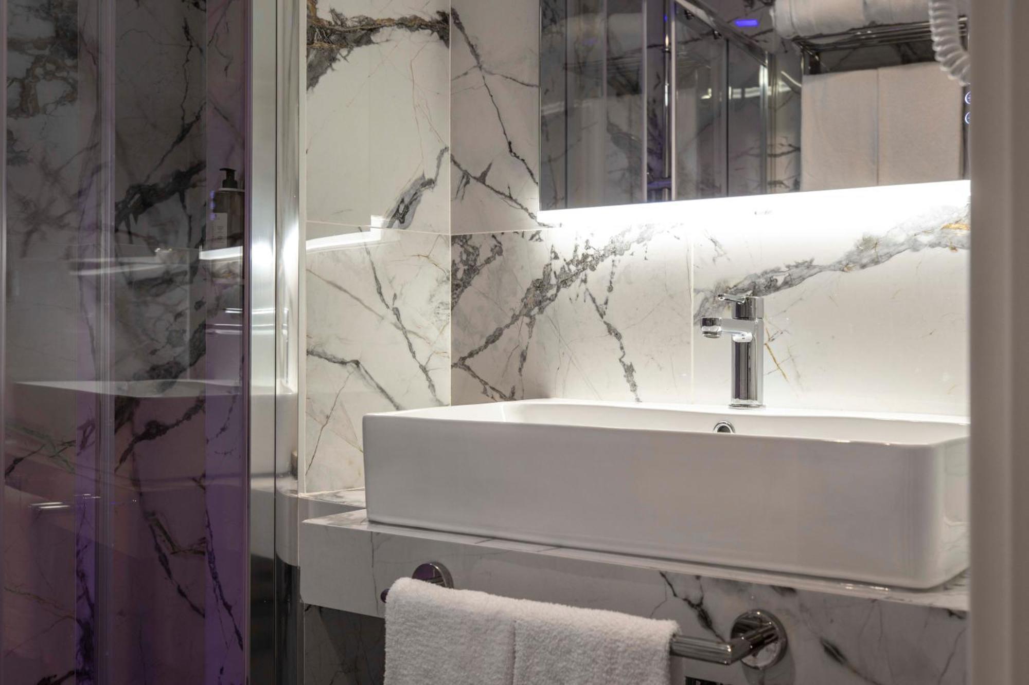 At Luxury Navona 2 *
