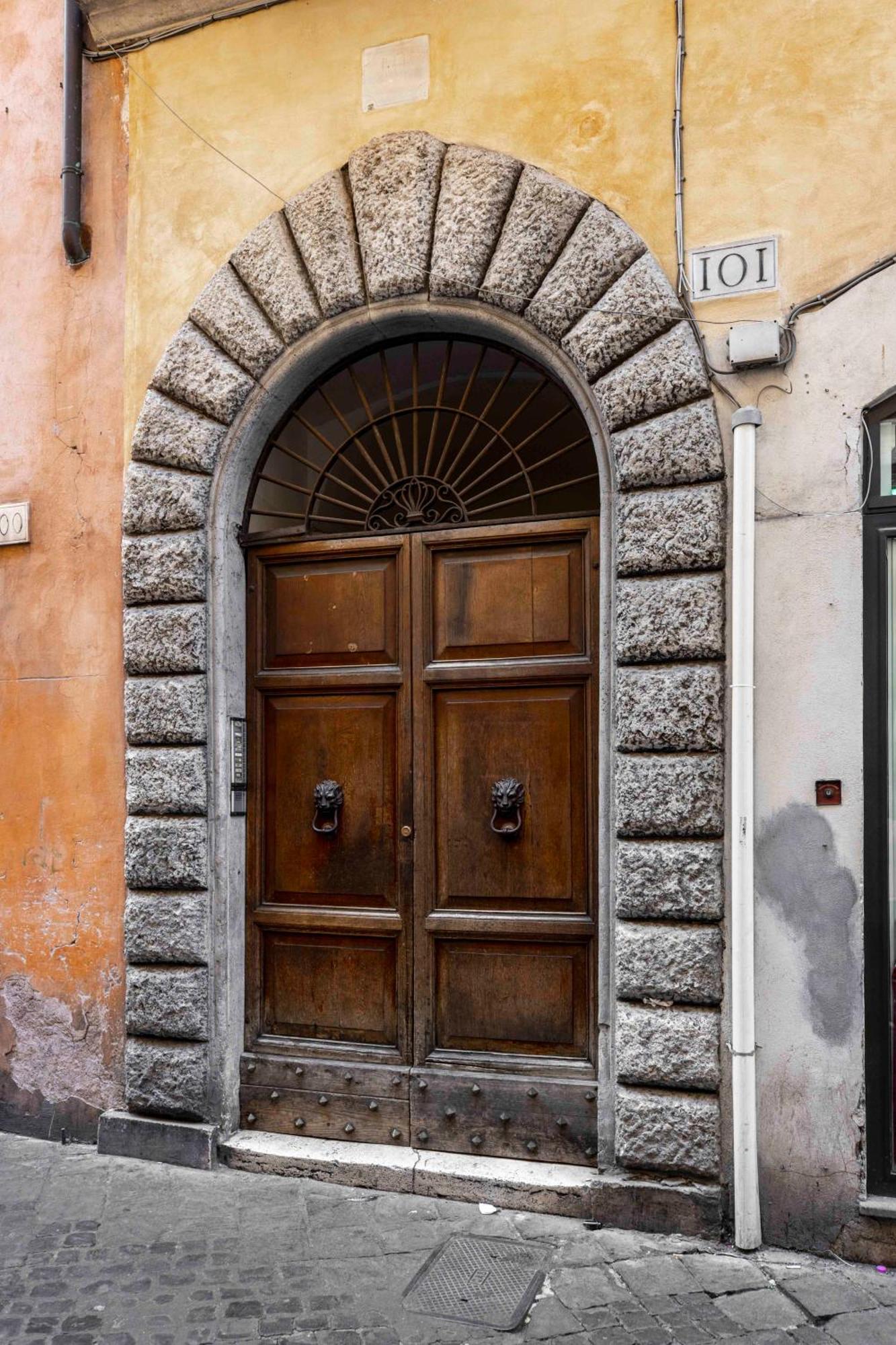 At Luxury Navona 2 *