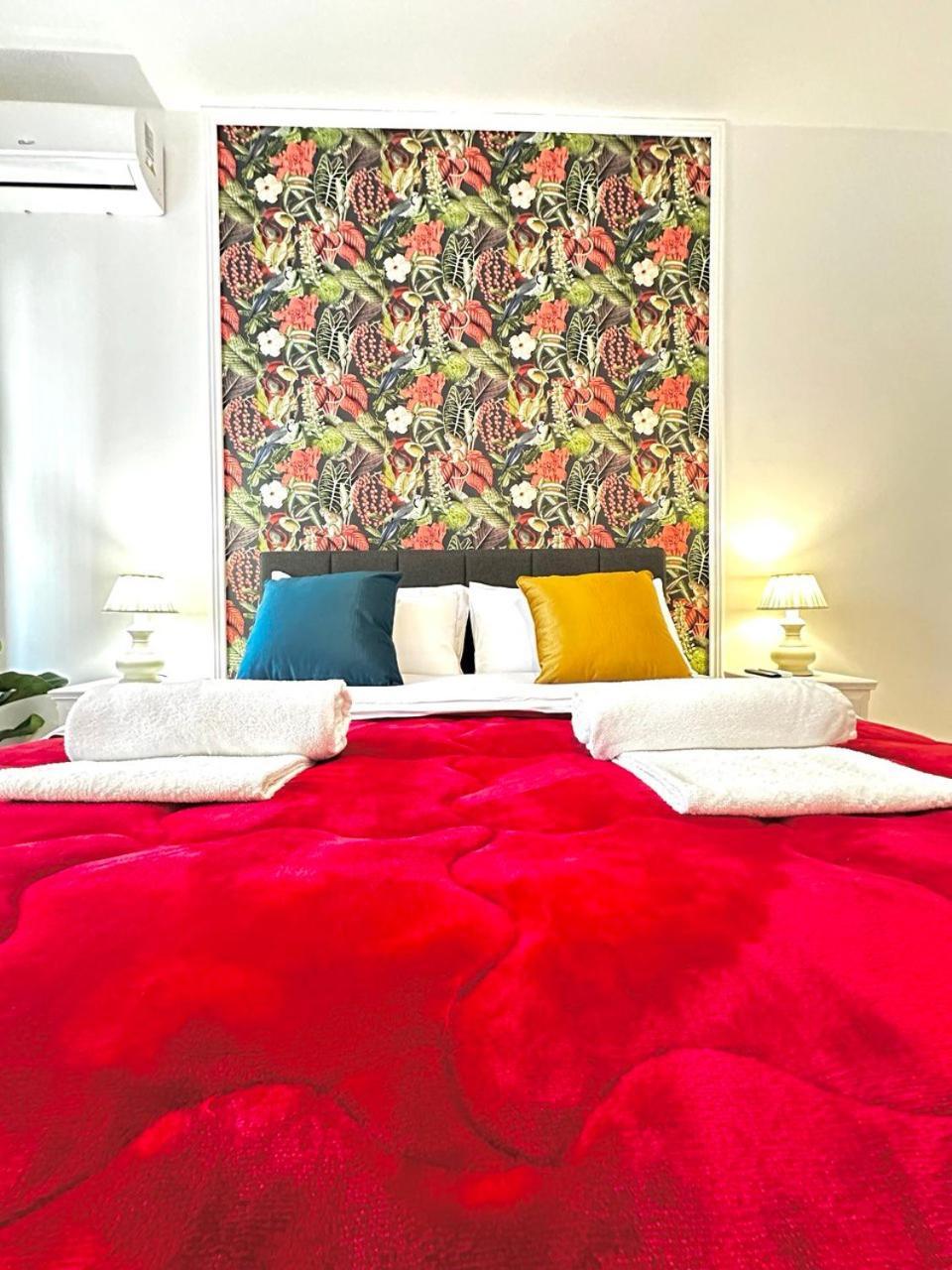 Forty1 Near Metro Cipro Apartment *