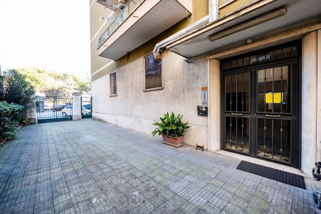 Stylish Air Conditionig Wifi Tv 50 Metro 4 Minutes Away Apartment Rome