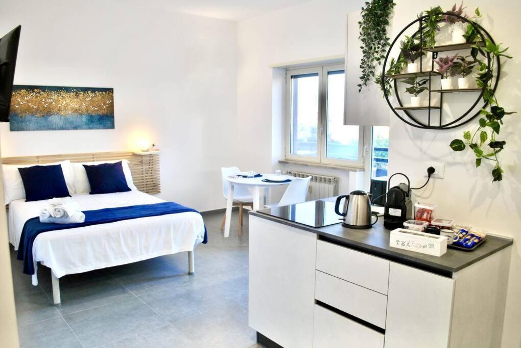 White Mary House For Two People Apartment