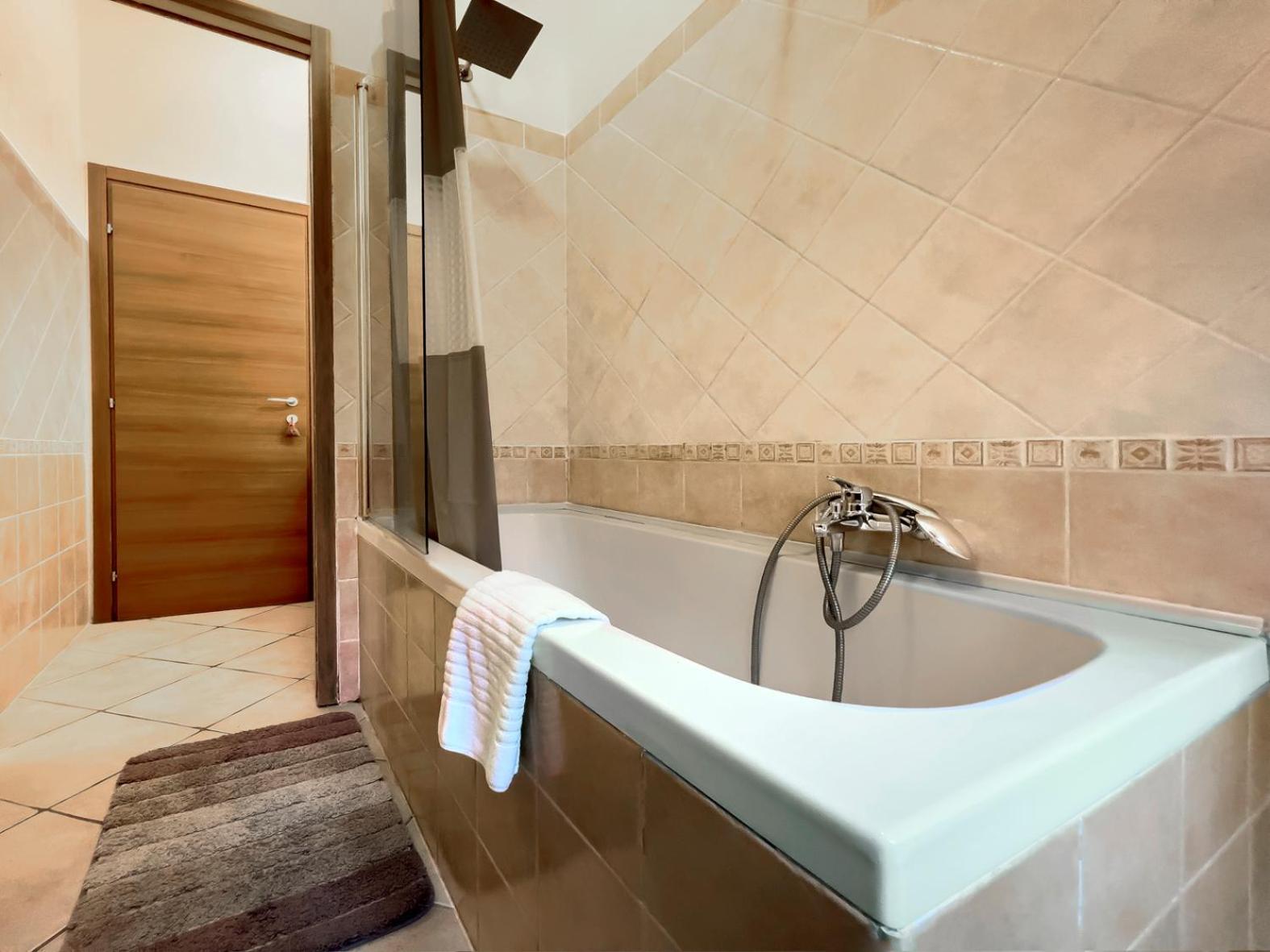 Spacious Near St Peter's Church Apartment