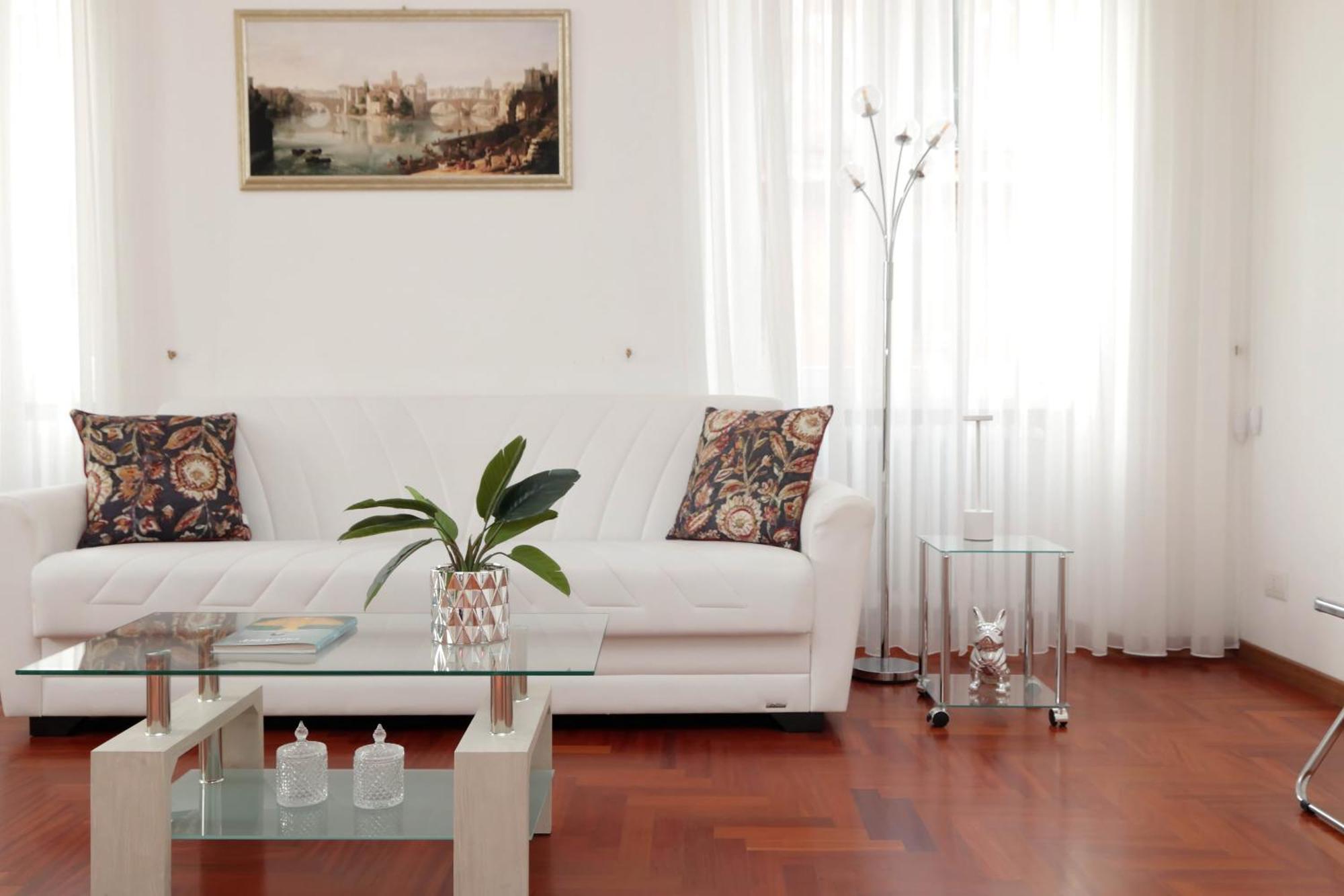 Elegant And Spacious Apartment, Vespasiano 9 * Roma