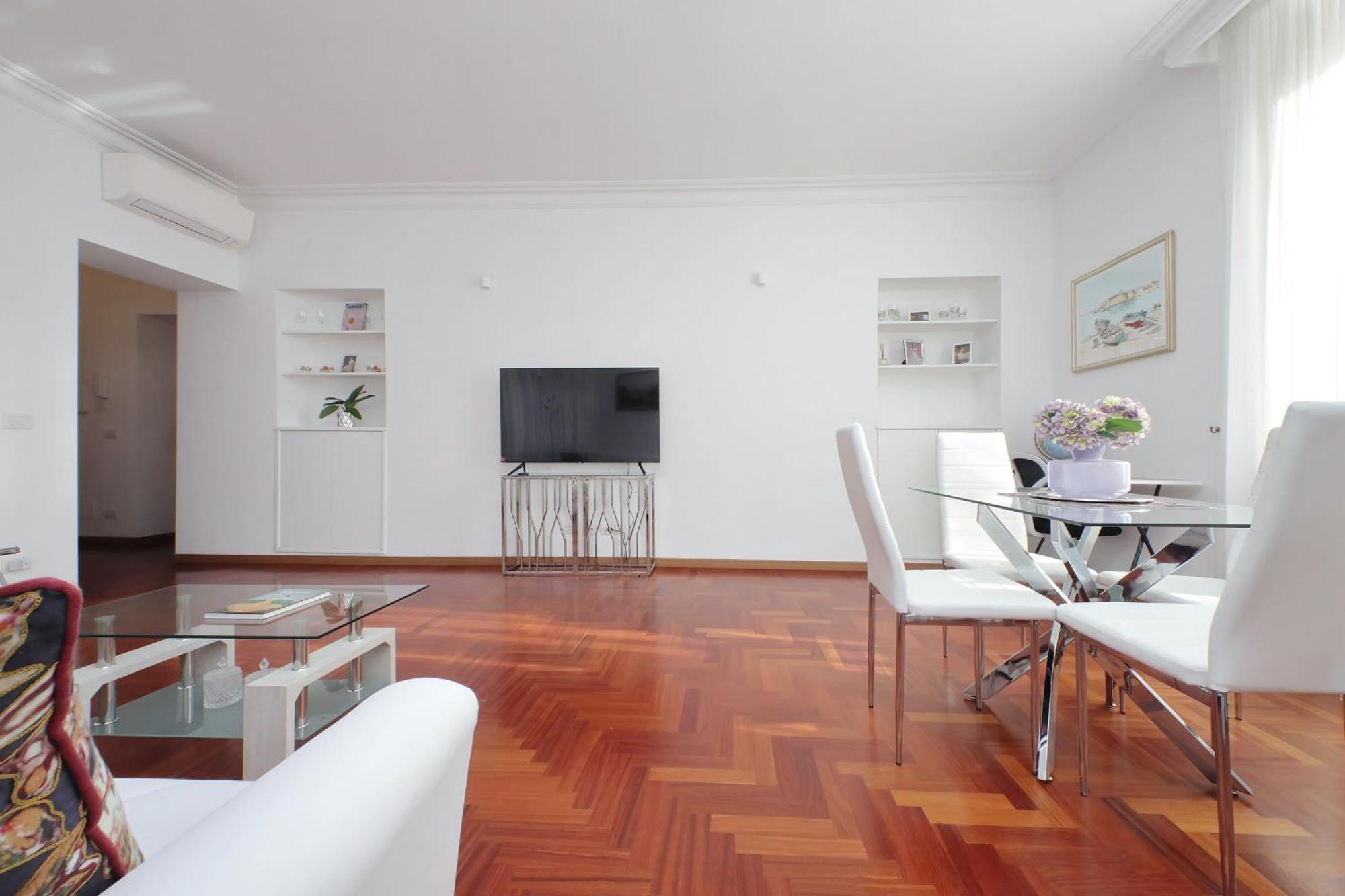 Elegant And Spacious Apartment, Vespasiano 9 Roma
