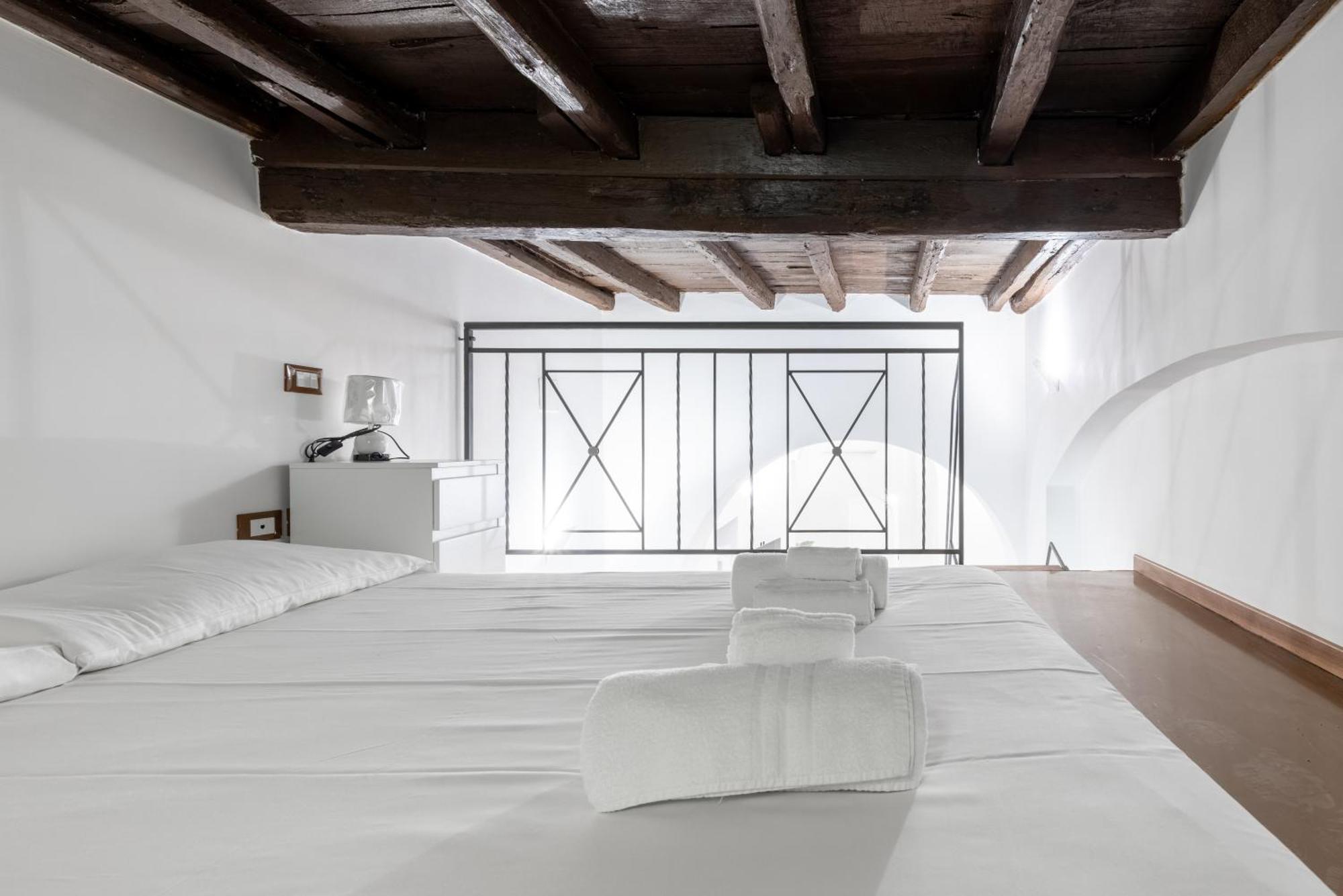 Lovely - Capocci Apartment Rome