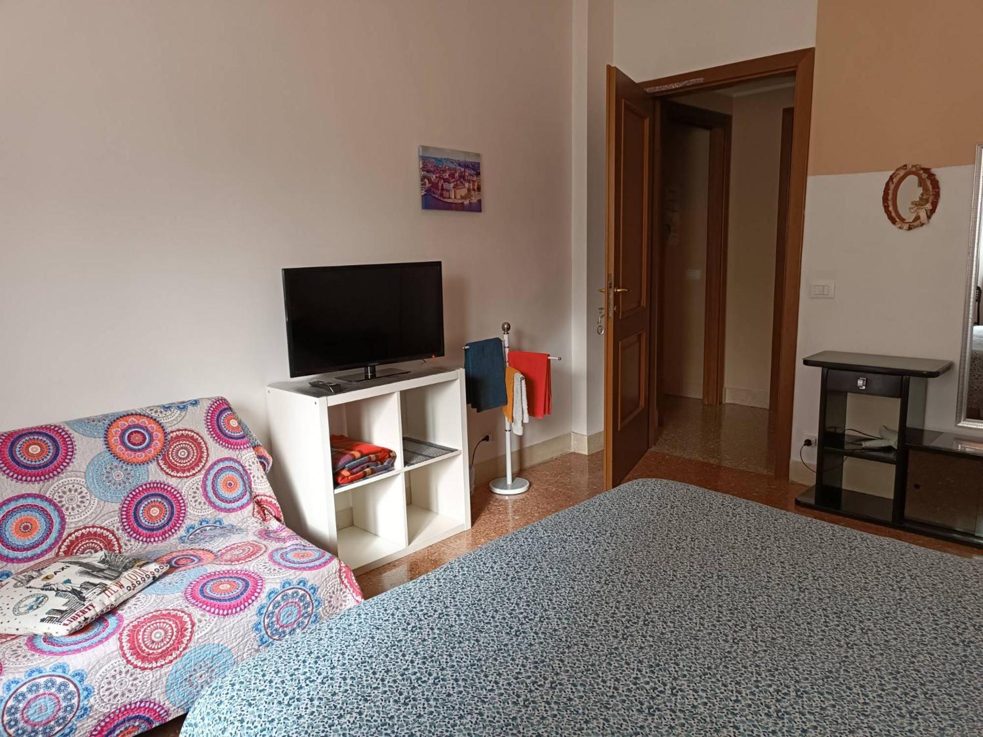 Affittacamere , Near Trastevere Station