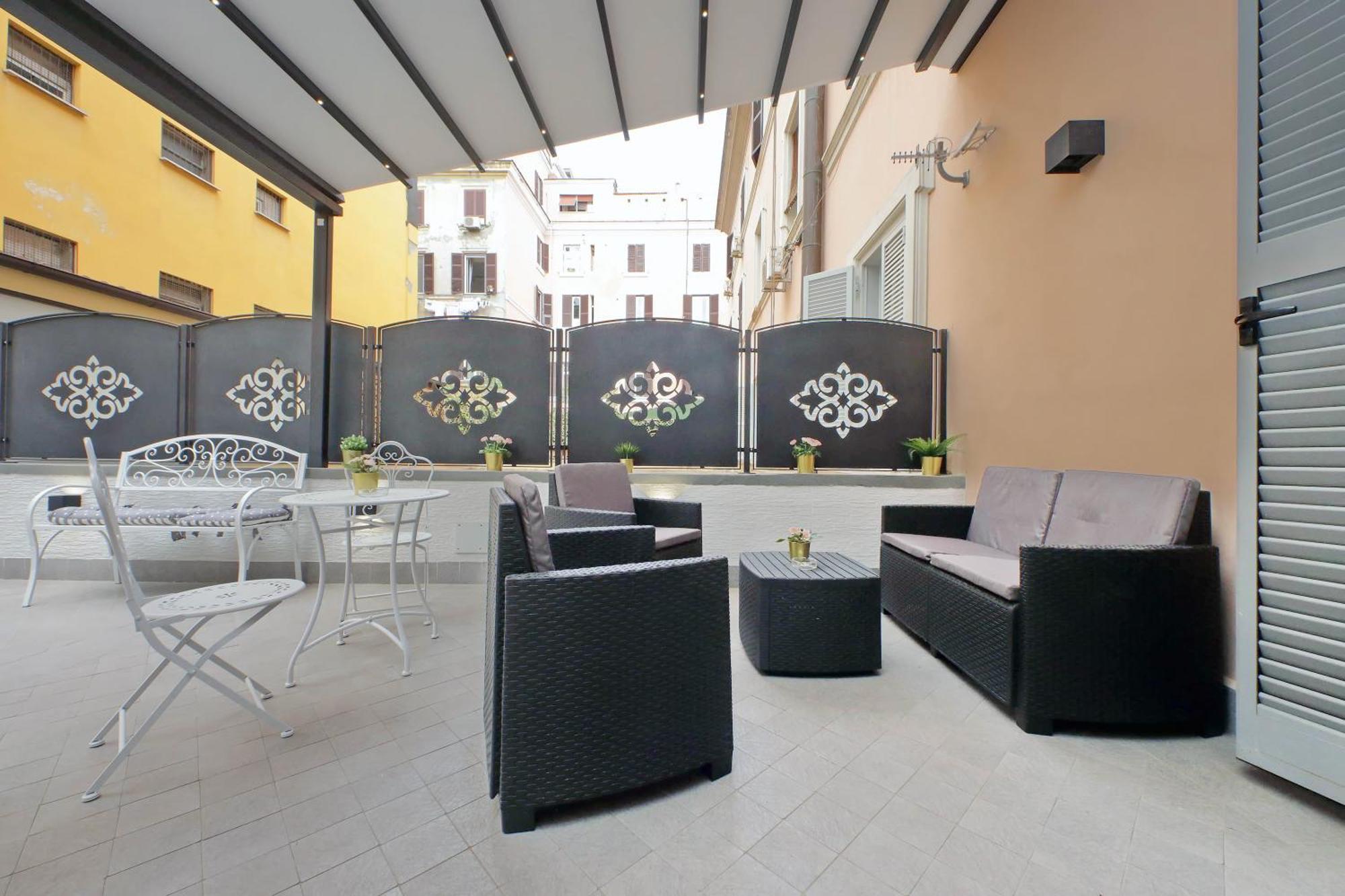 Roman Holiday Suites *