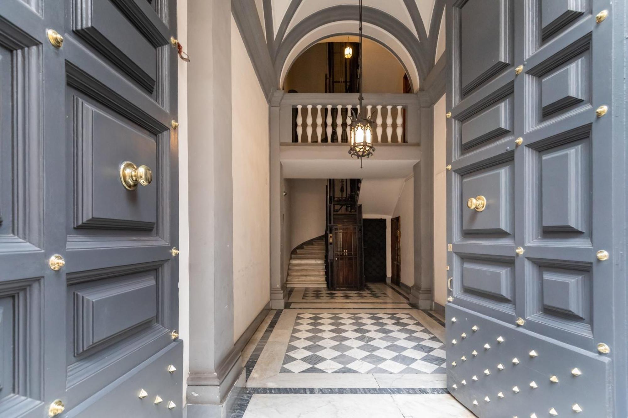 Spanish Steps Stylish Apartment