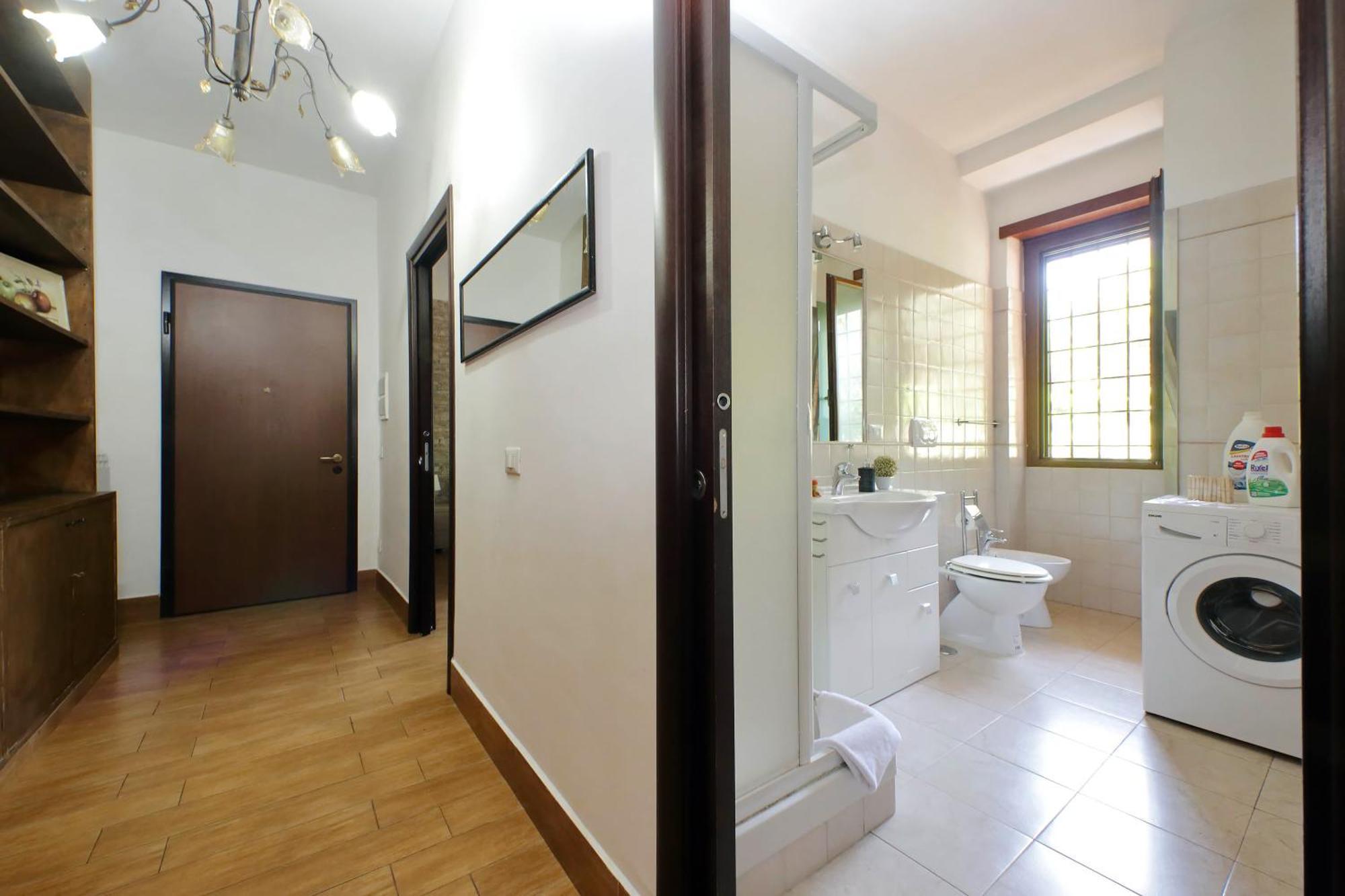 Vatican Flat Cozy With Private Court *
