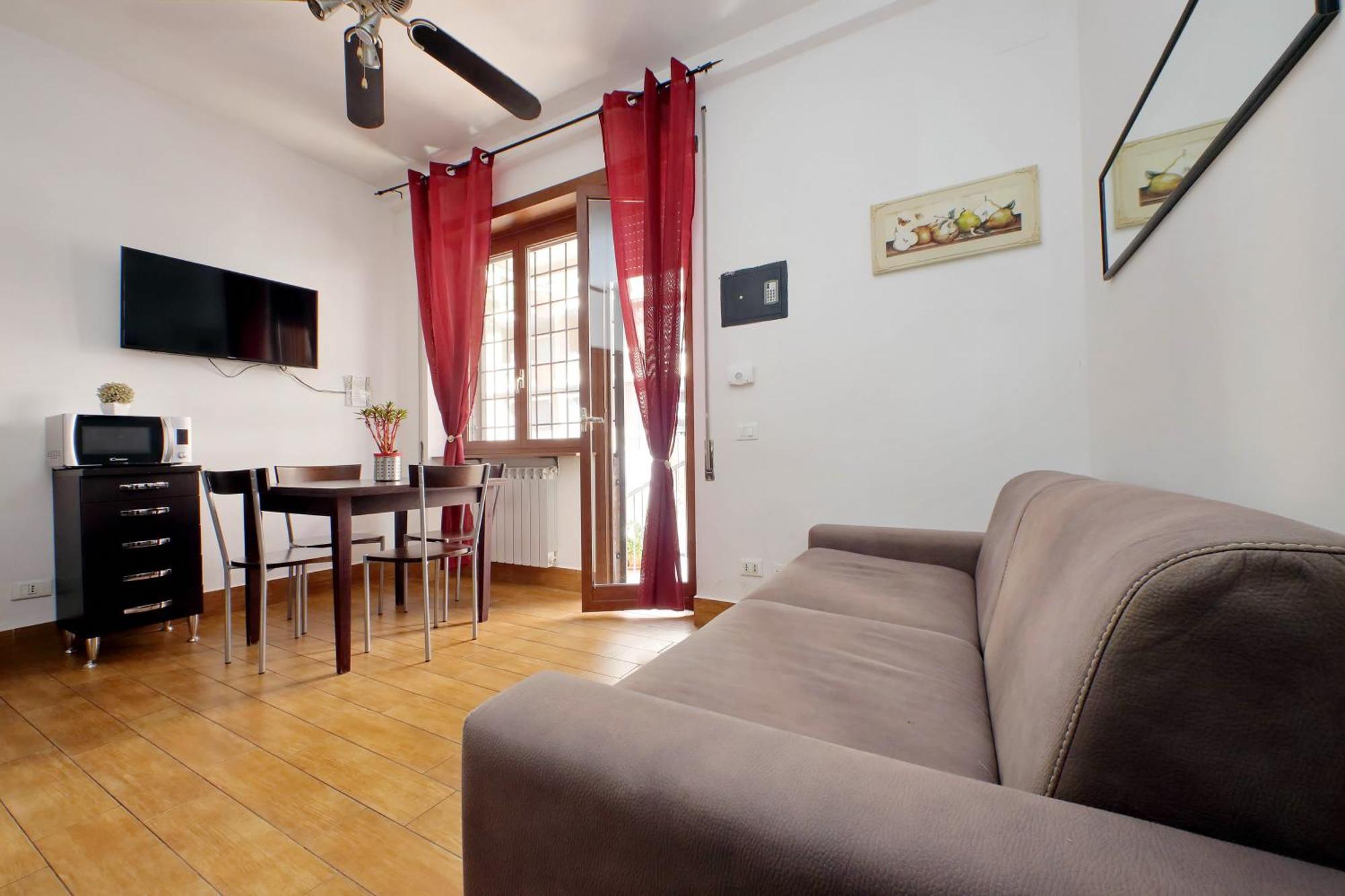 Vatican Flat Cozy With Private Court *