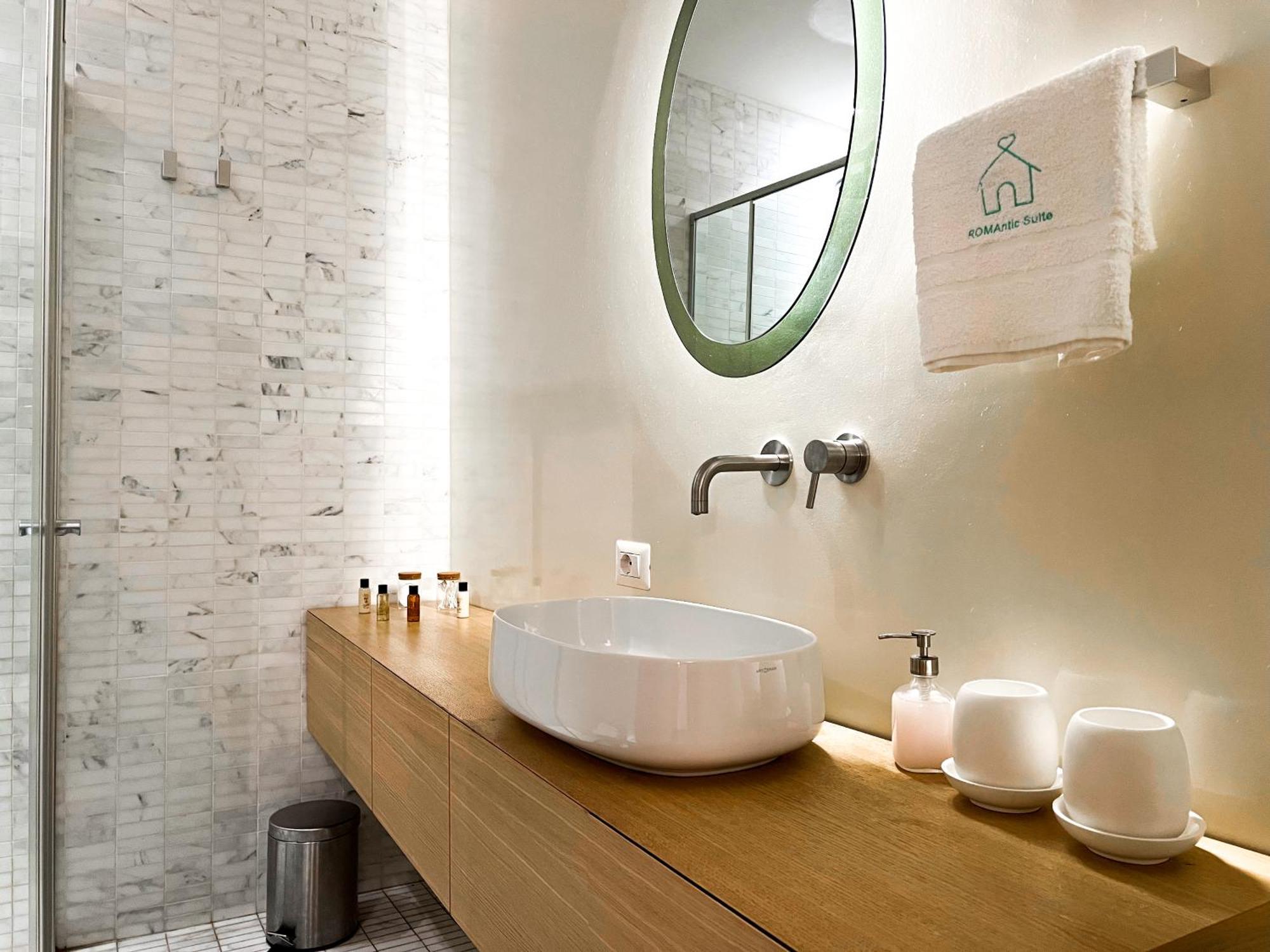Luxury House & Secret Garden - Strategic Location, 100m To Metro B Appartement *