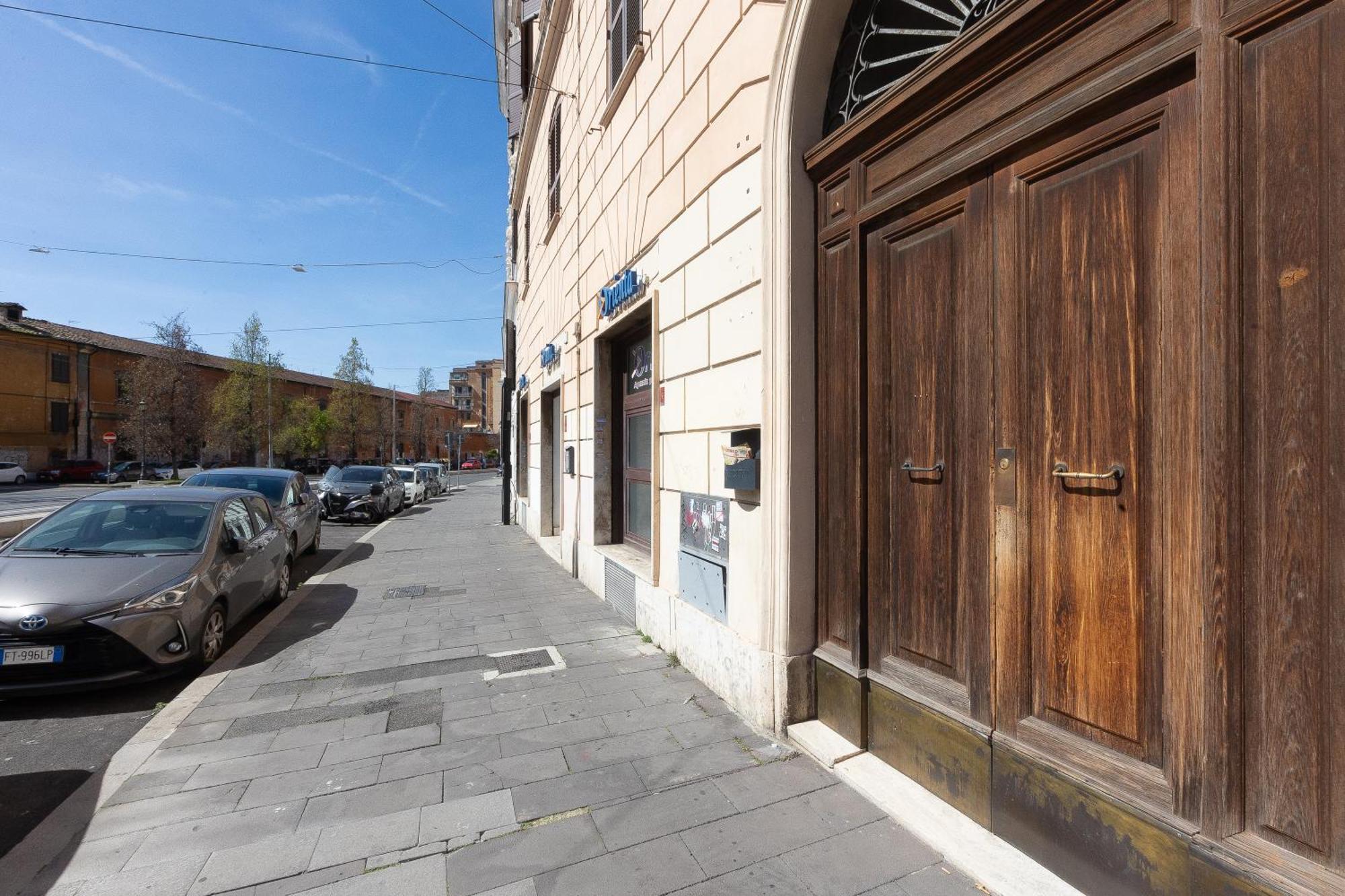 Colosseum Bright Two Bedroom Apartment Rome