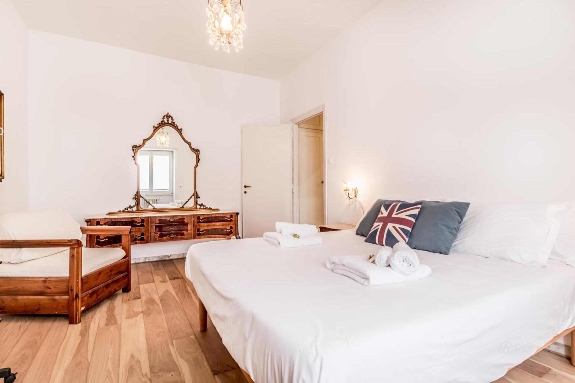Retro Design Flat Near Vaticano Rome