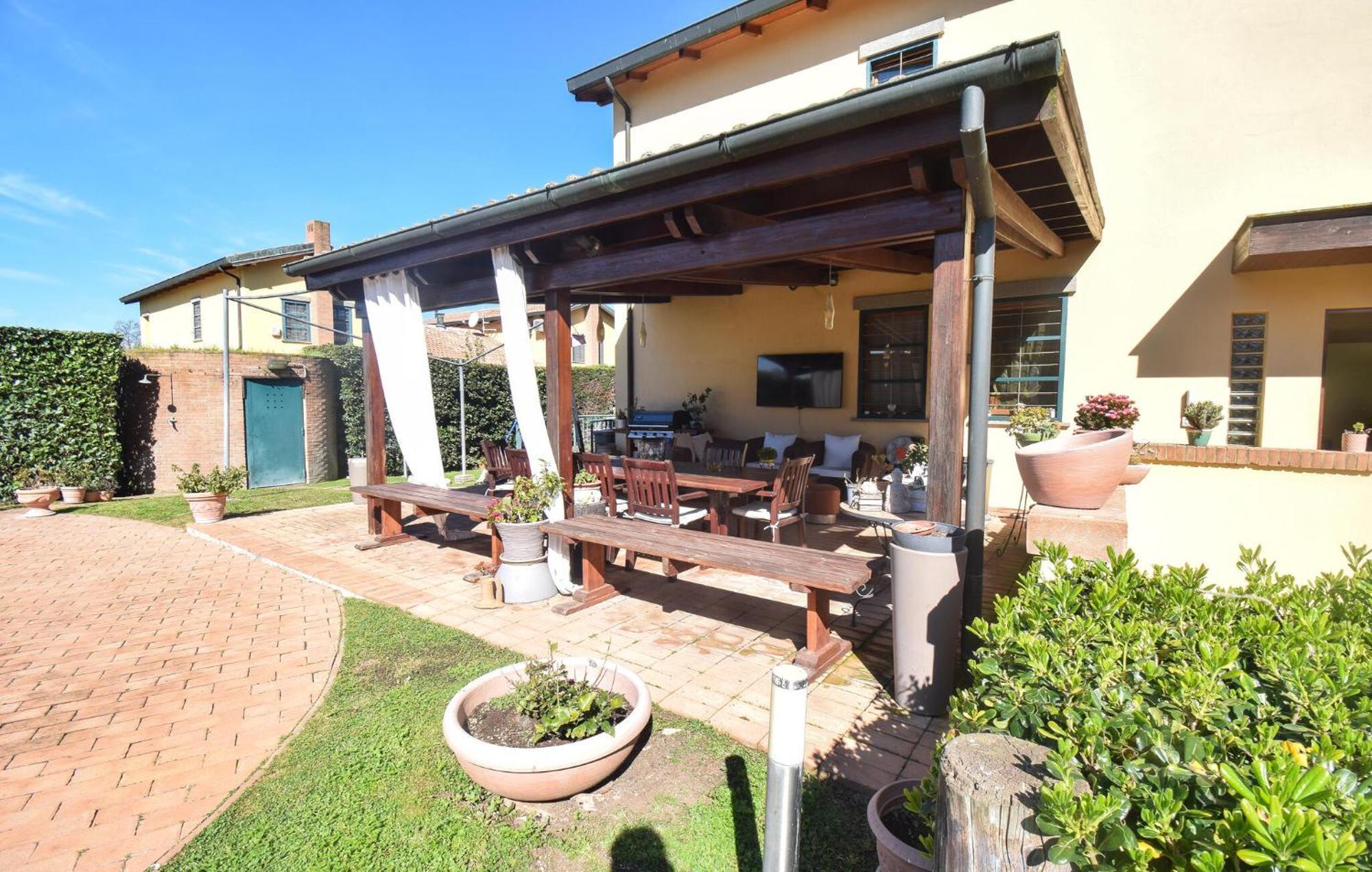 6 Bedroom Awesome In Roma