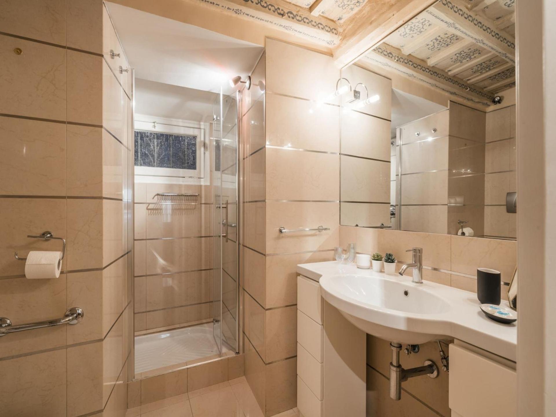 The Rent - Spacious Two-bedroom In Old Town Appartement