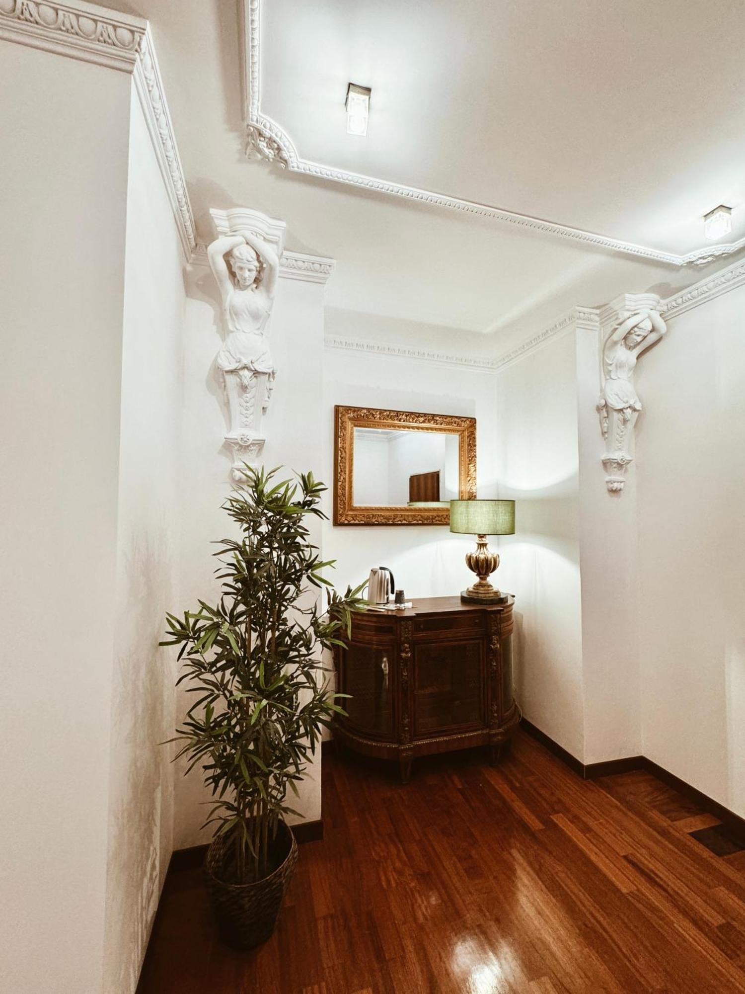 Residenza Tritone Luxury Trevi Fountain Guest house *