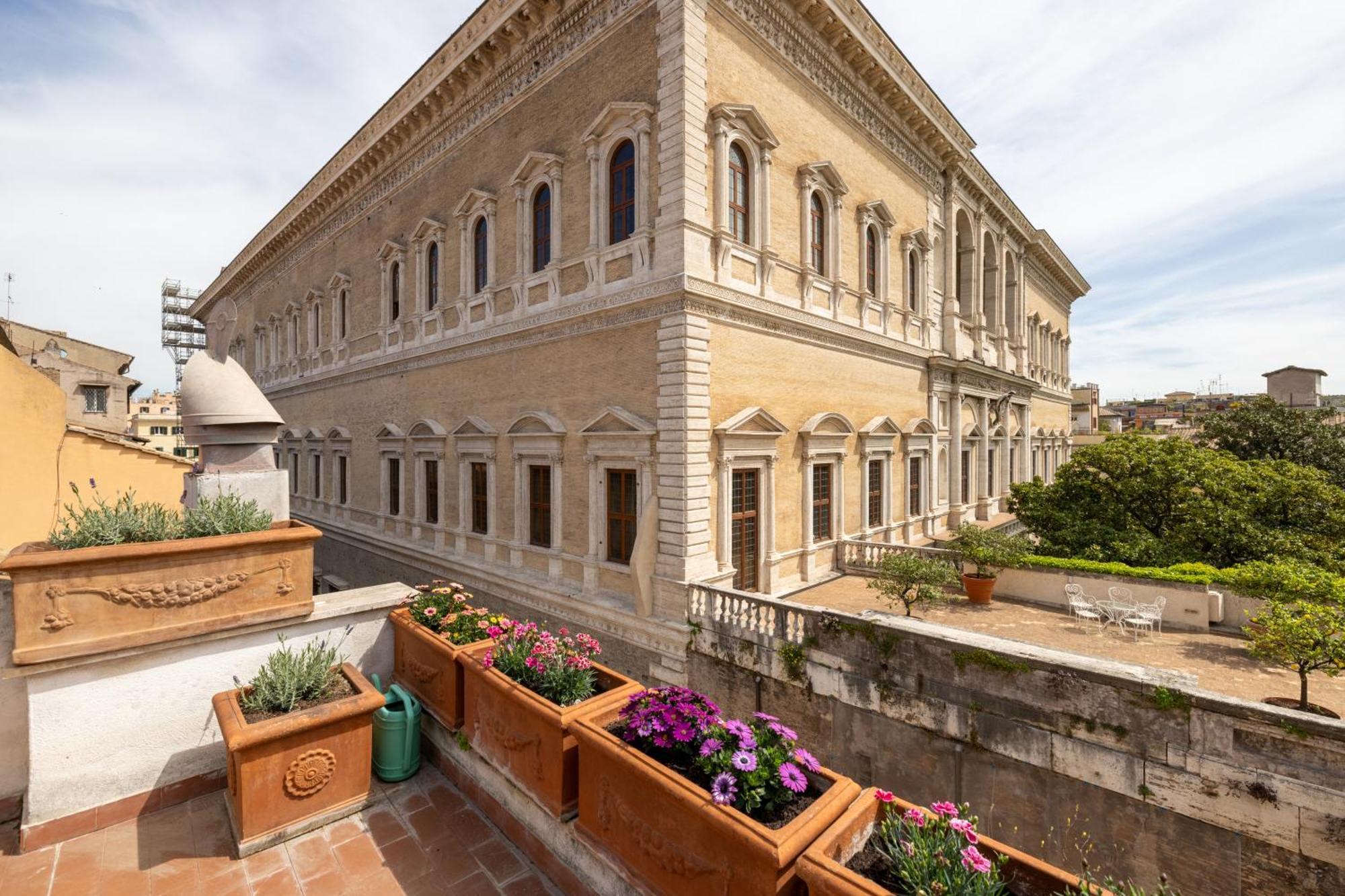 Farnesi Terrace Penthouse Apartment