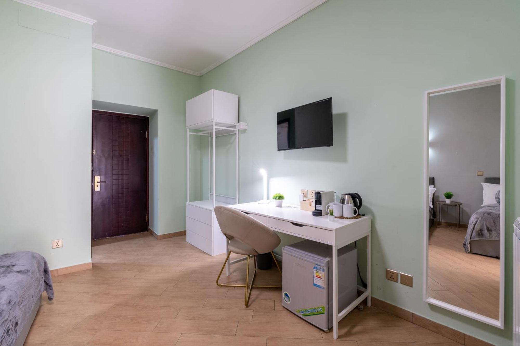 Leoni Di Giada - Close To Station 3* Rome