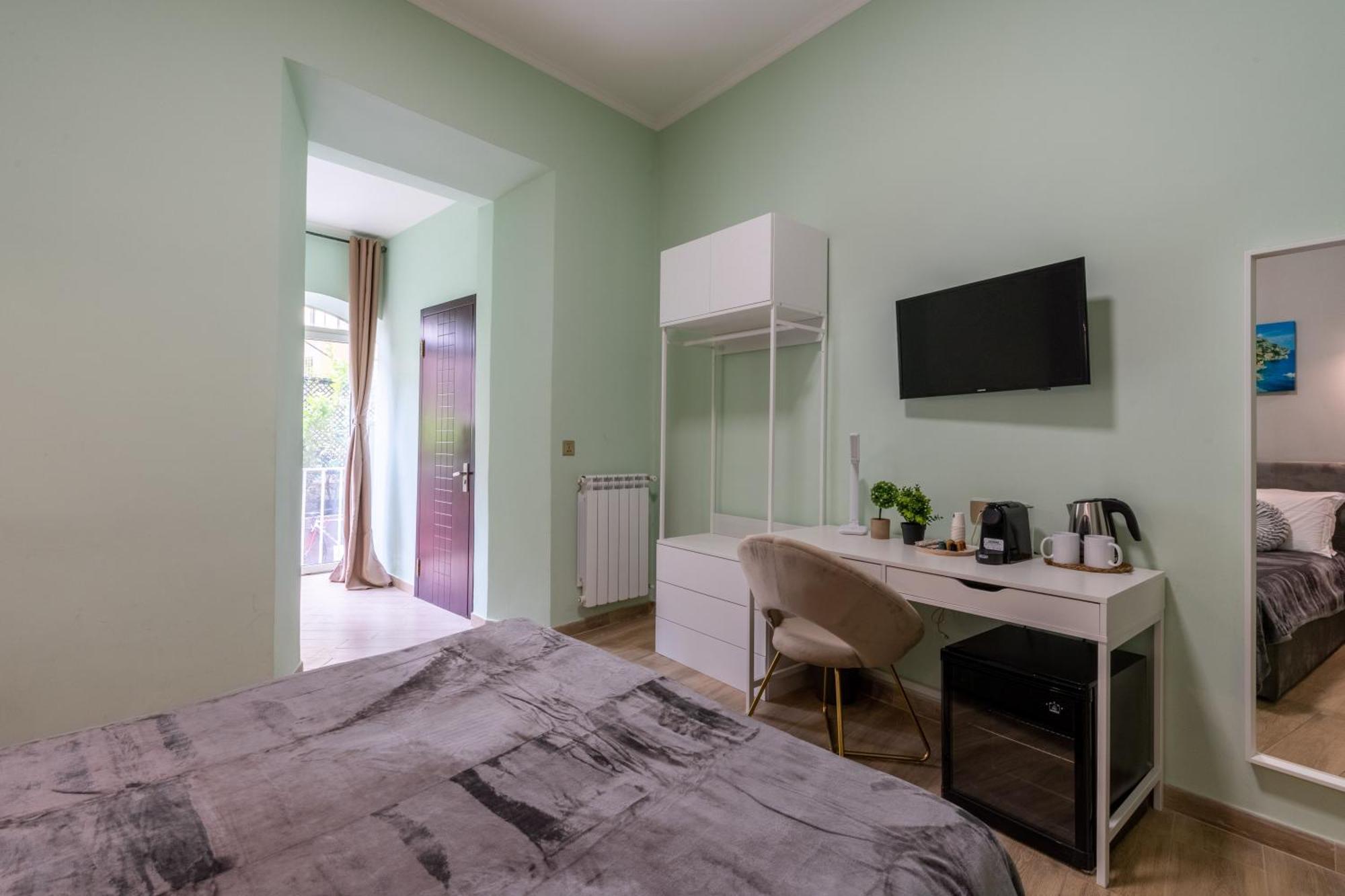 Leoni Di Giada - Close To Station Rome