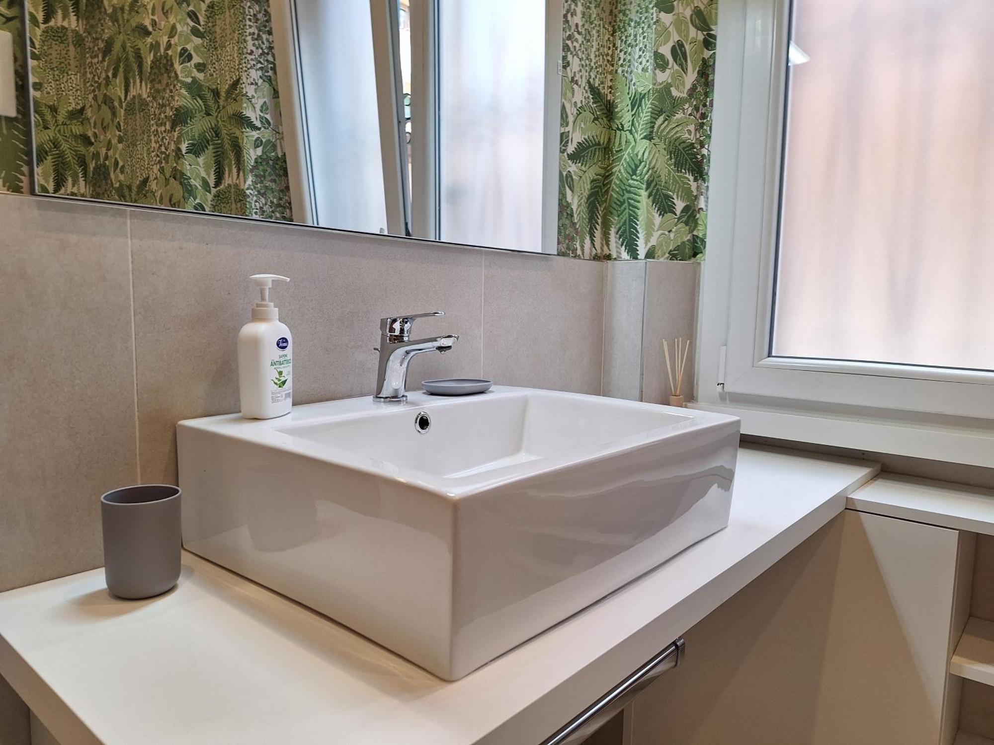 Appartement Peaceful 2 Bedrooms With Patio, Near Metro A