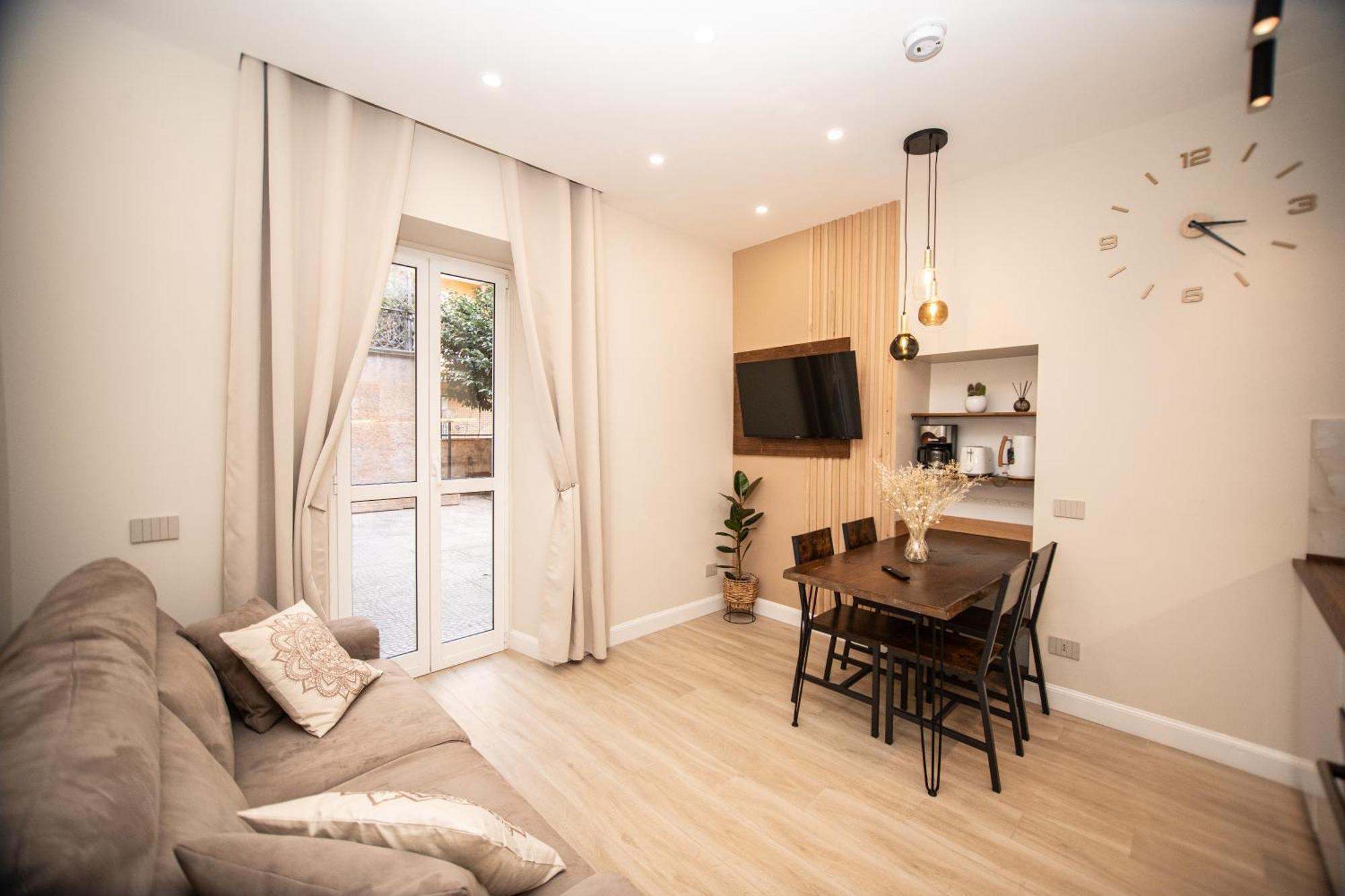 Leon Modern Near Subway - Ground Floor