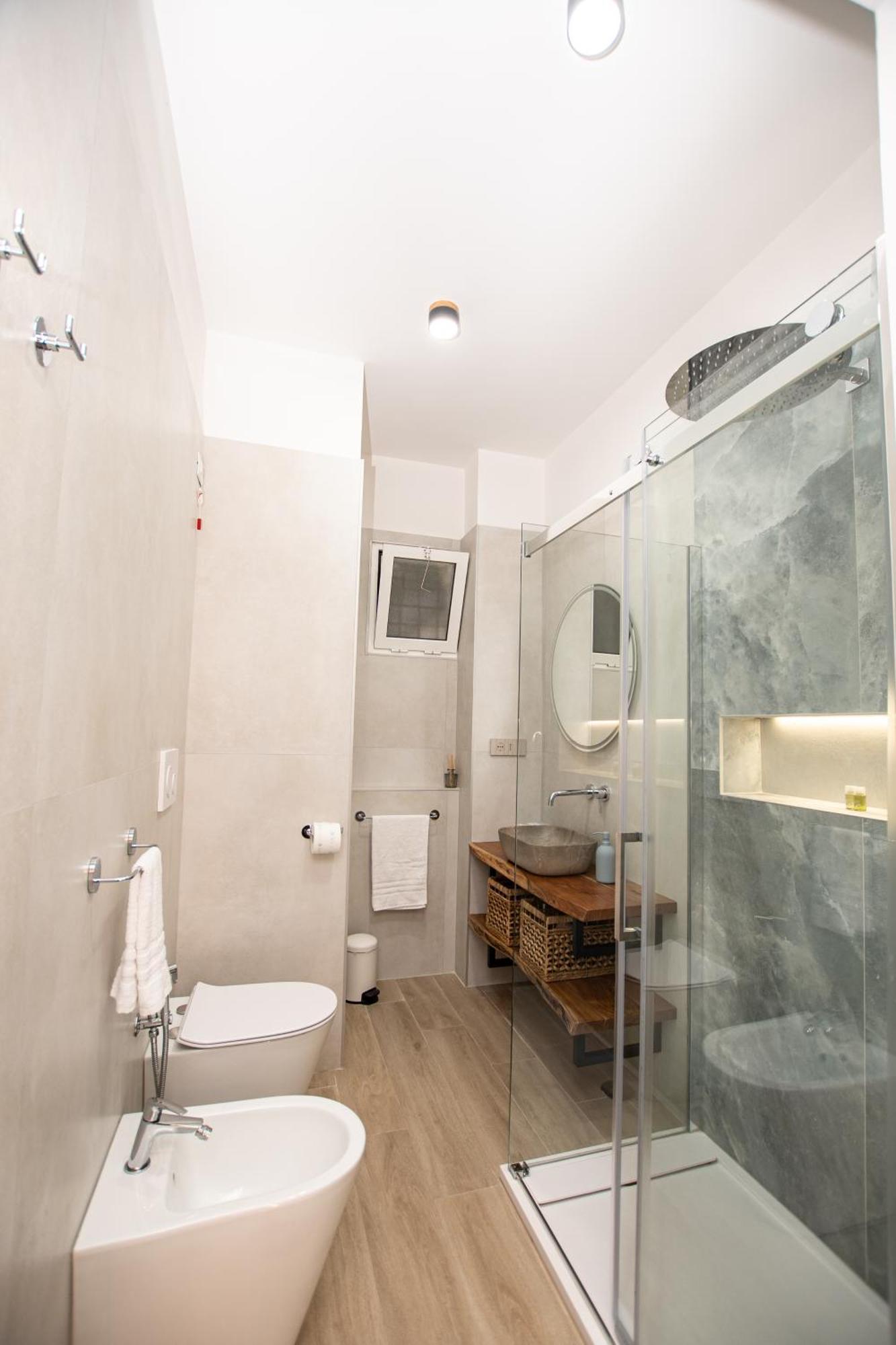 Leon Modern Near Subway - Ground Floor