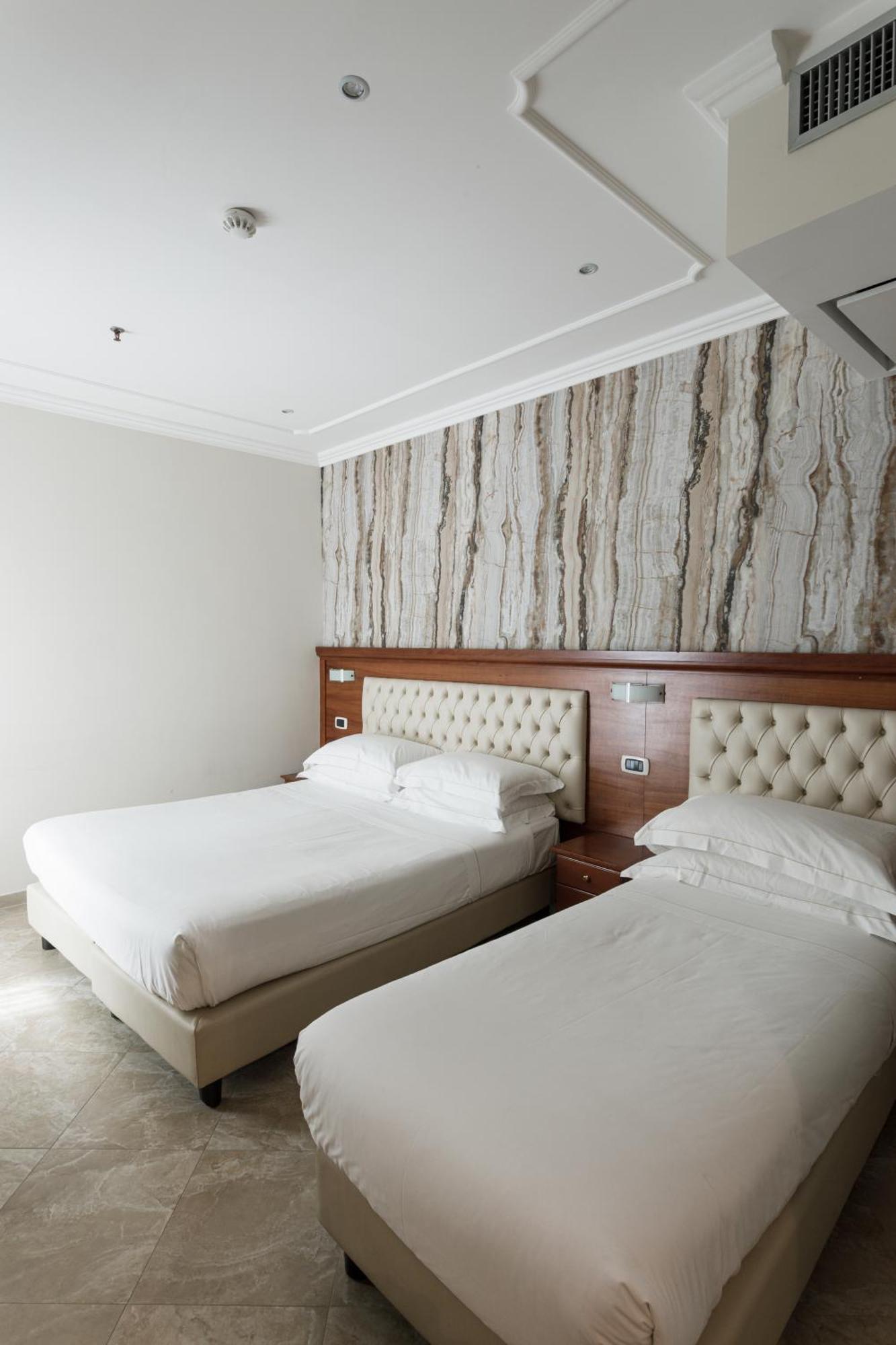 Esposizione Luxury Hotel 3*