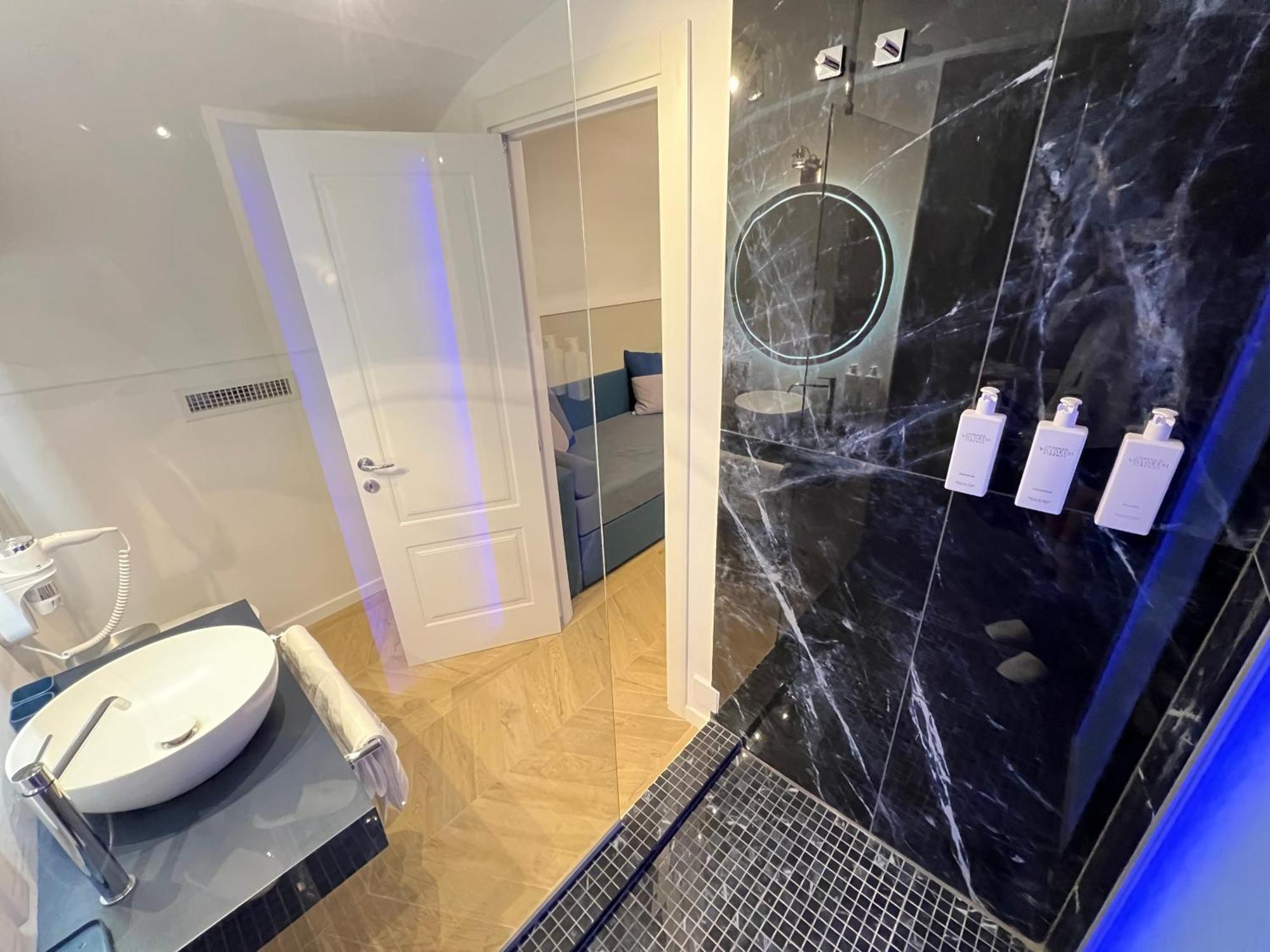 Luxury Blue Suites- Apartment
