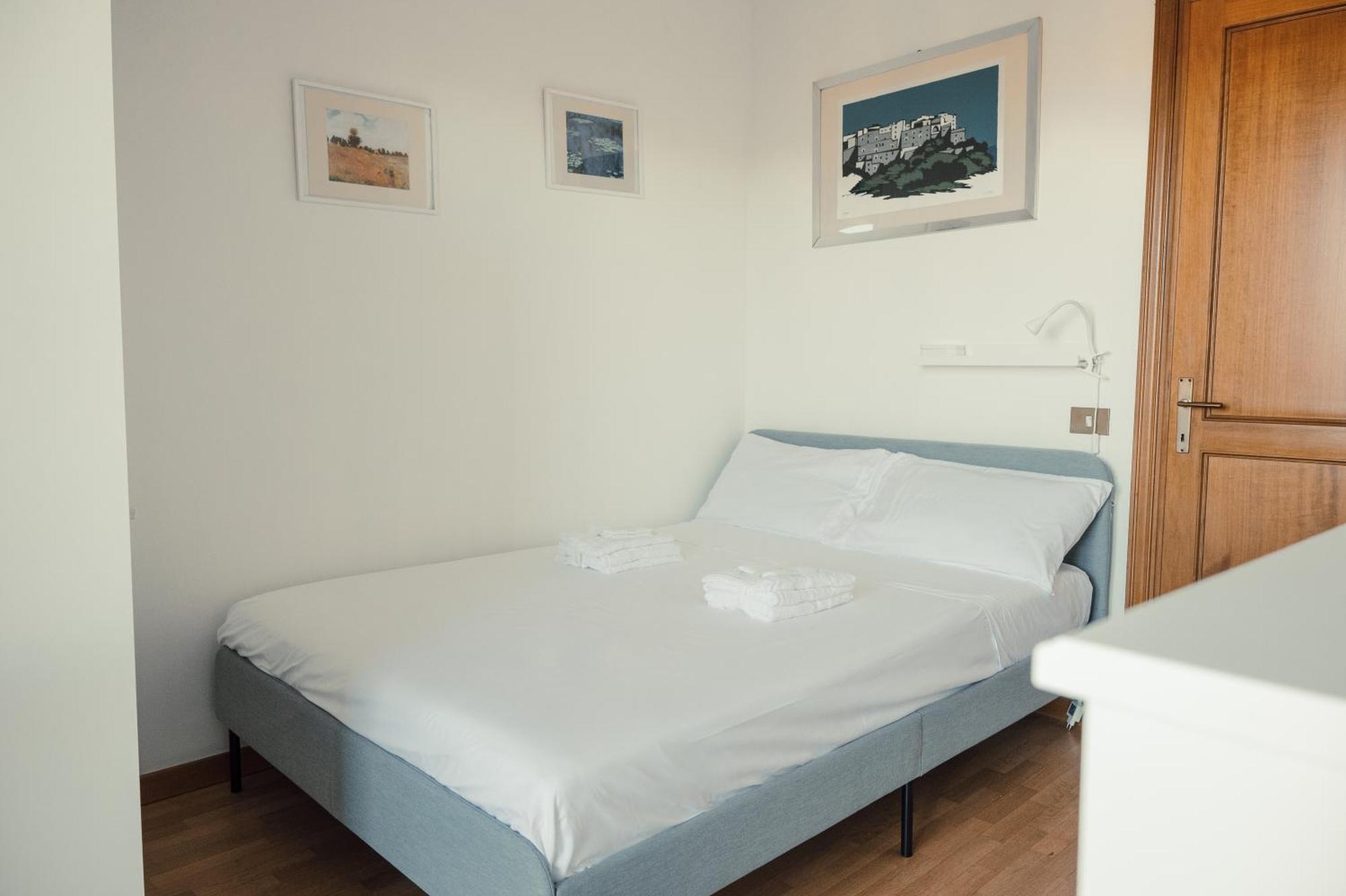 The Spacious With 3 Bedrooms And Private Parking *