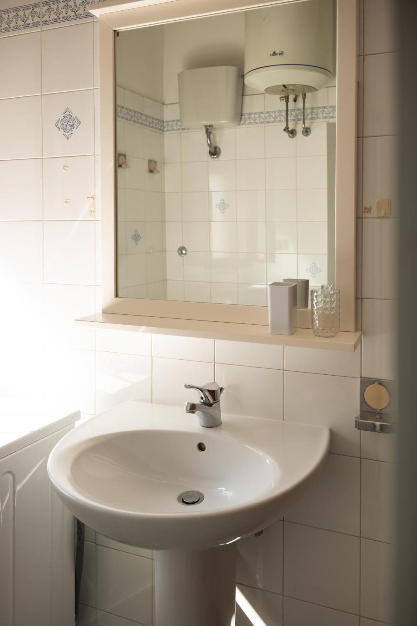 The Spacious With 3 Bedrooms And Private Parking *