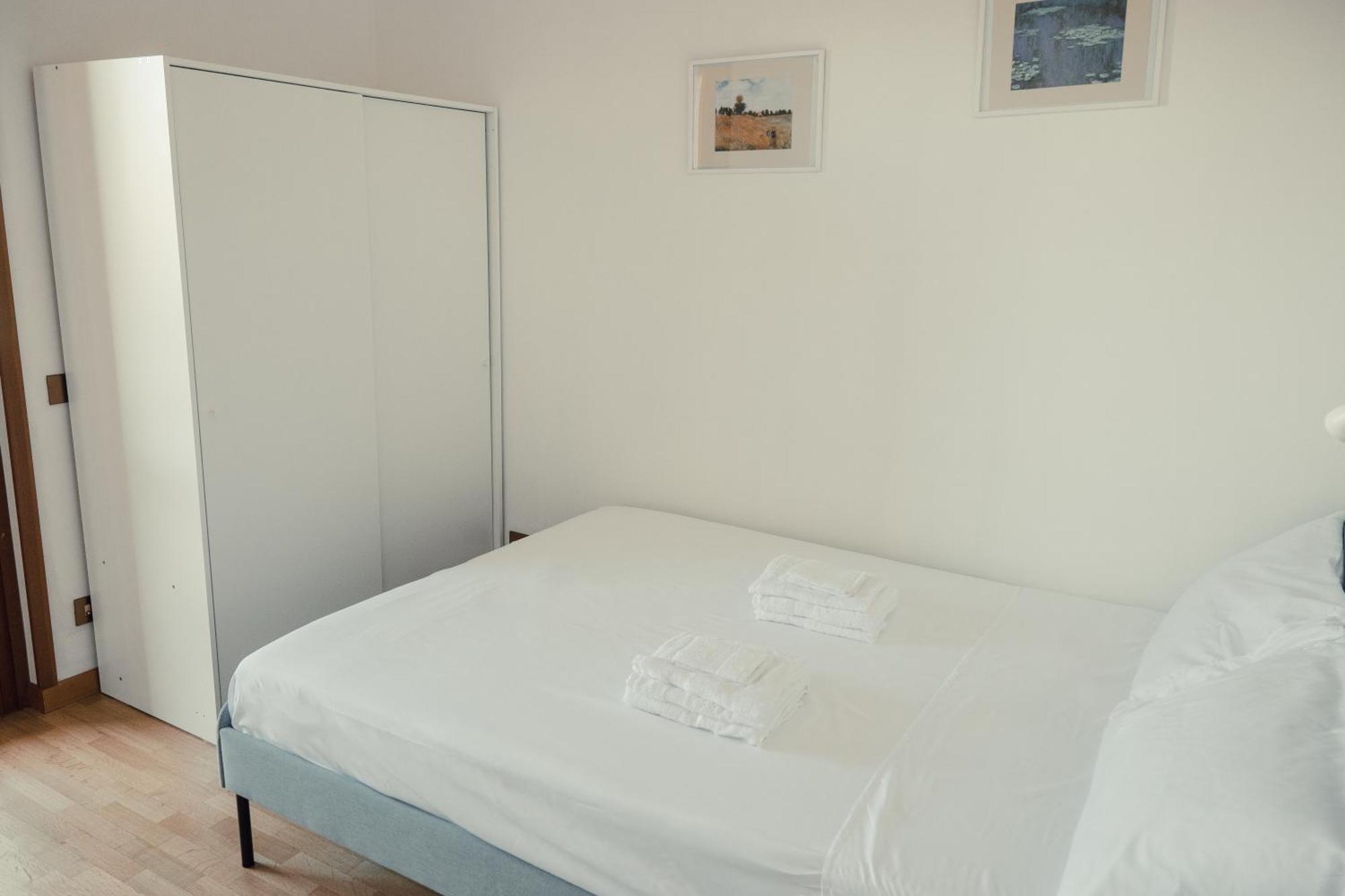 The Spacious With 3 Bedrooms And Private Parking *