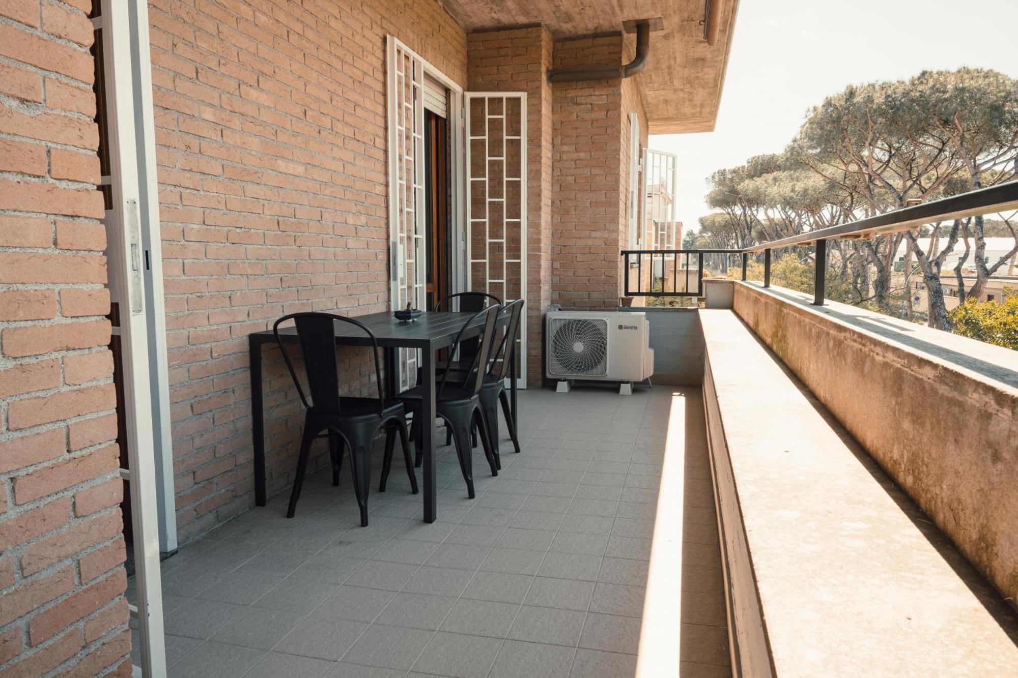 The Spacious With 3 Bedrooms And Private Parking *