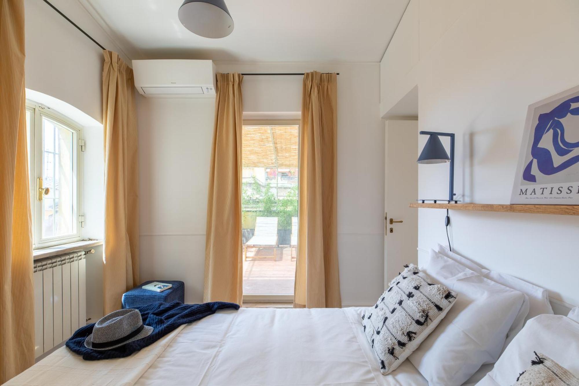 Apartment Iflat Trastevere Stylish 4 Bedroom Penthouse
