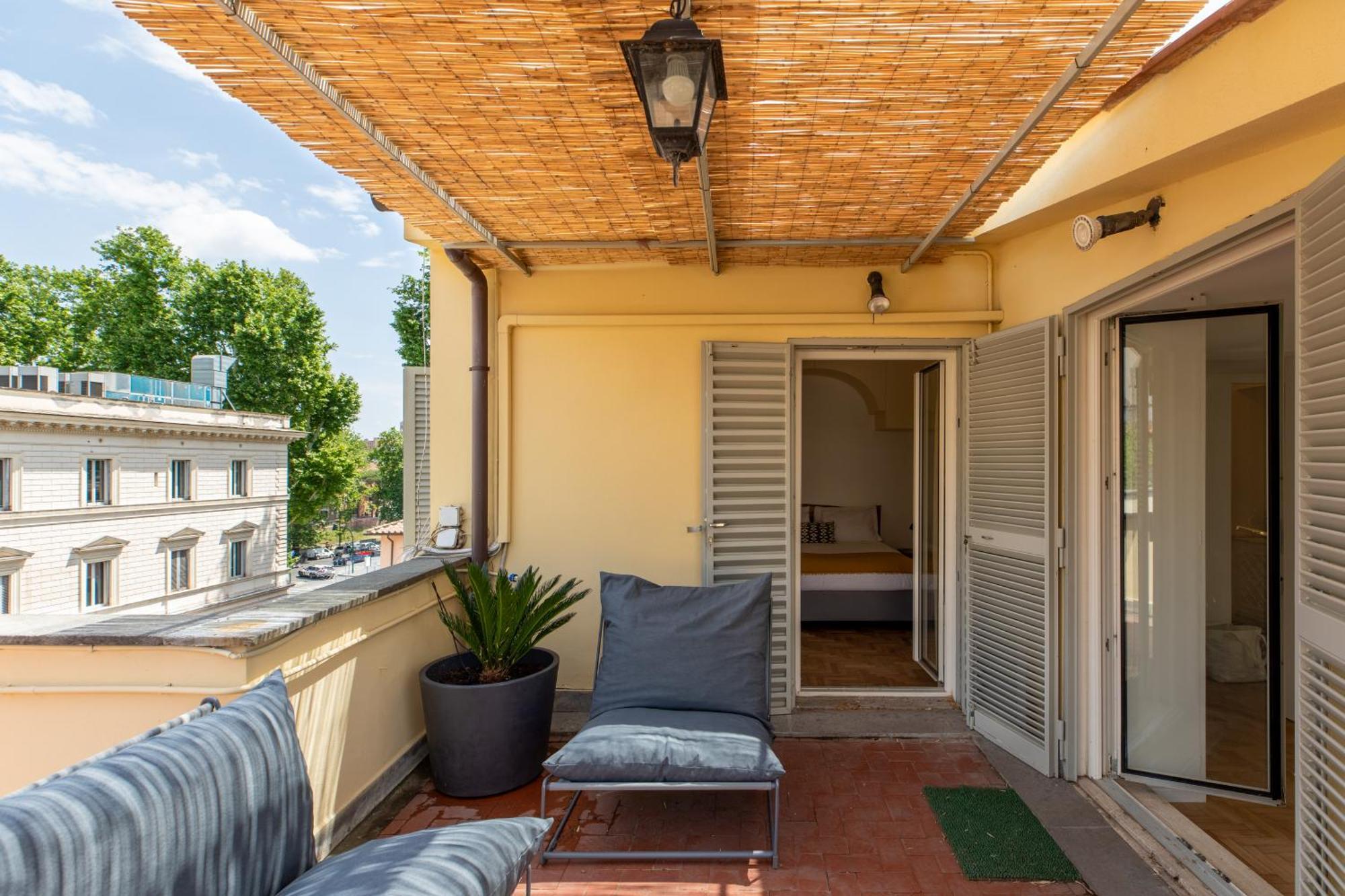 Apartment Iflat Trastevere Stylish 4 Bedroom Penthouse