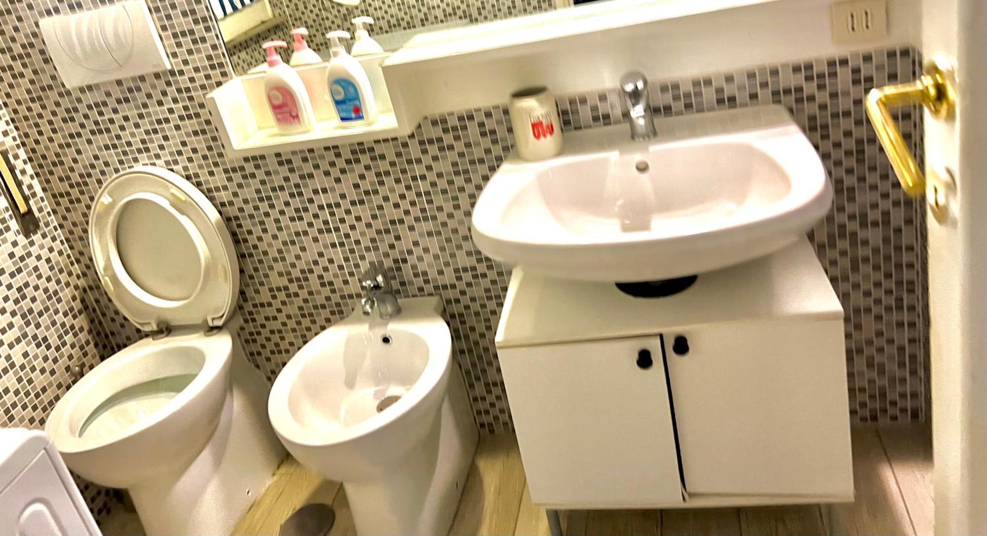 Lovely Art 2 Bedroom Flat Next To Metro Station Lodi * Rome