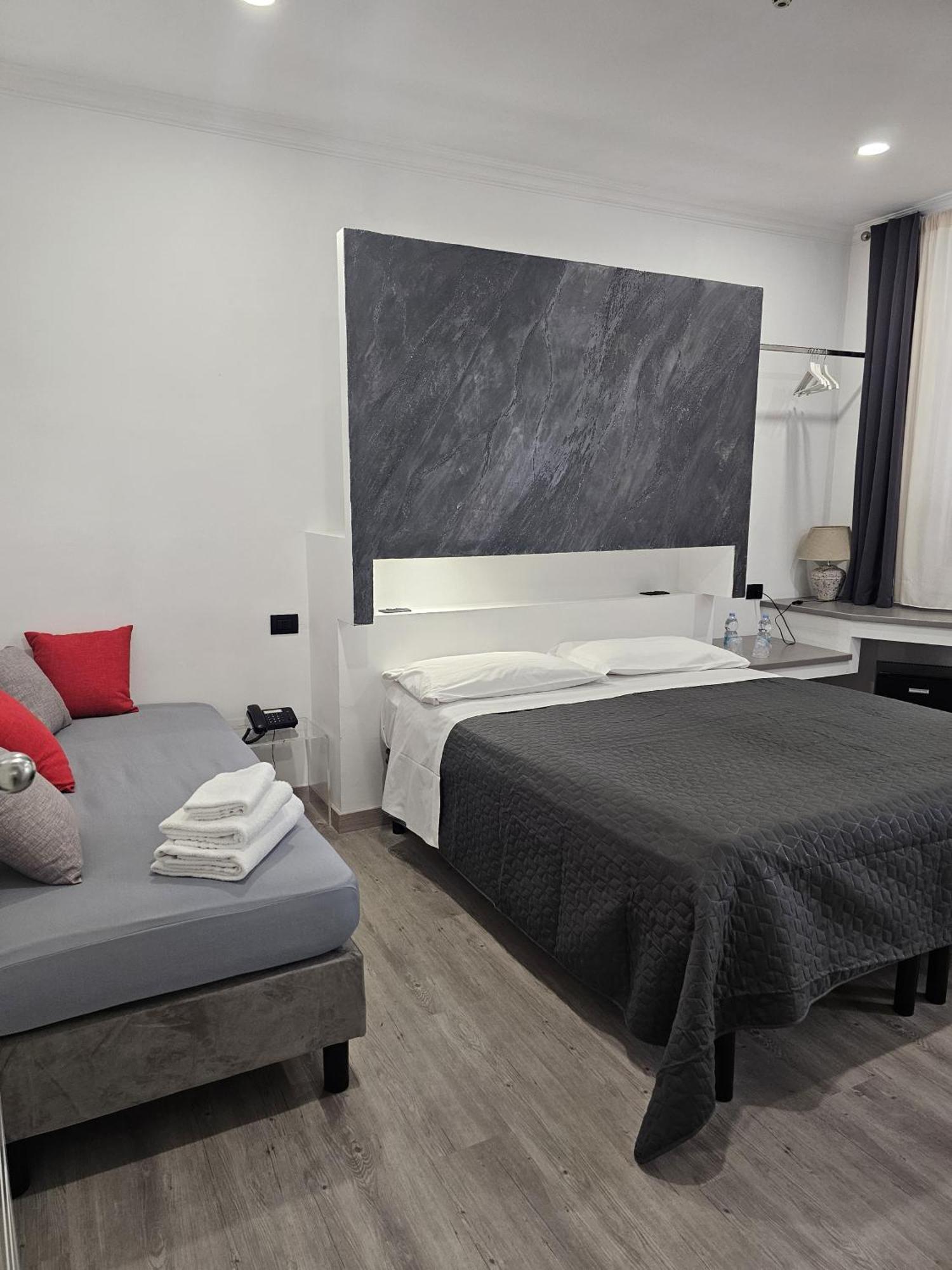 Hotel Crossroad