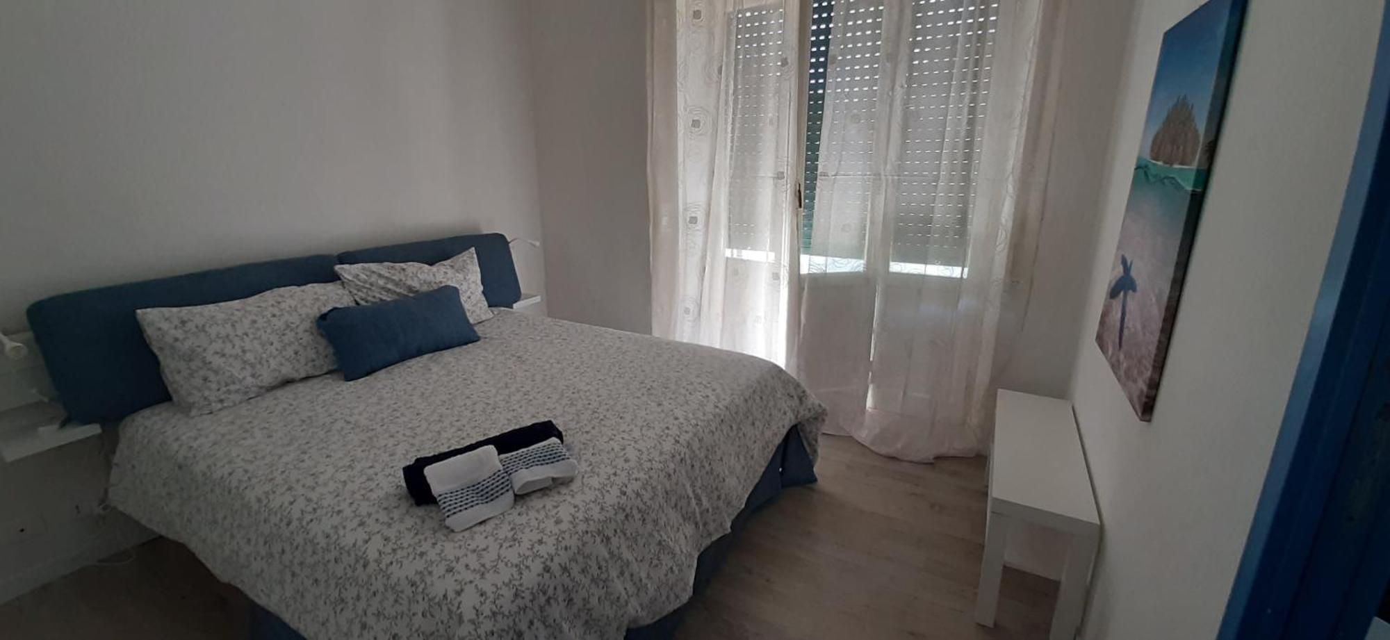 Sunny Sexy Grey & Cool Blue Appartement