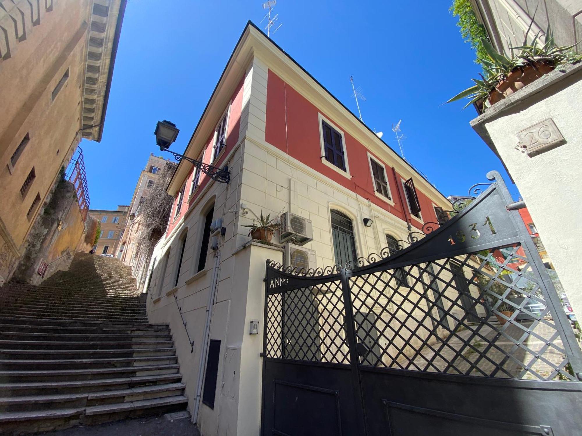 Red House Trastevere San Pietro Bambin Gesu Sant Onofrio *