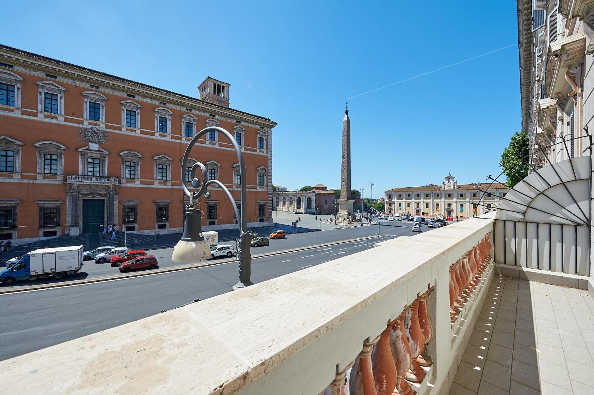 Irex Shining Near Colosseo *