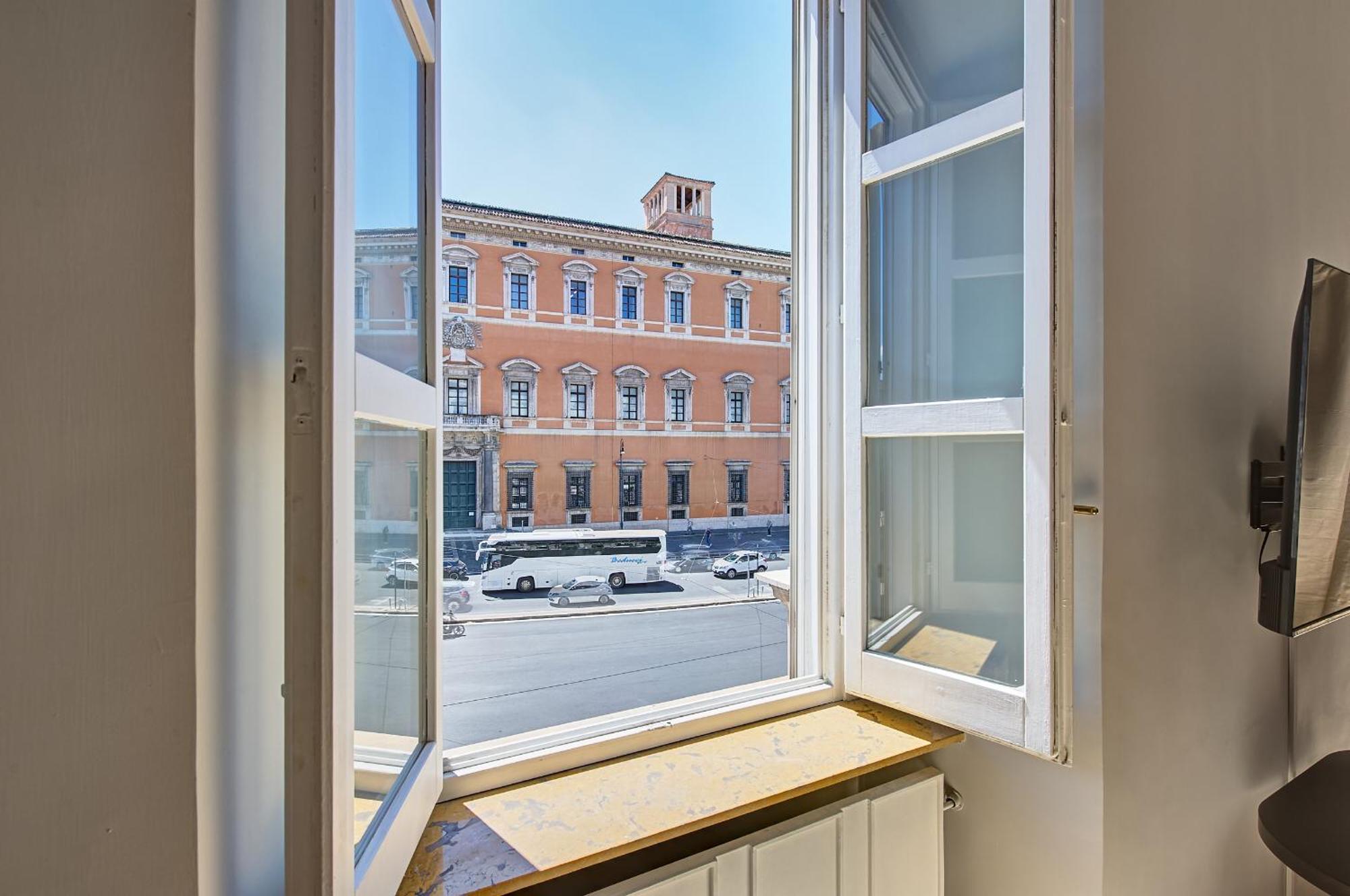 Irex Shining Near Colosseo * Rome