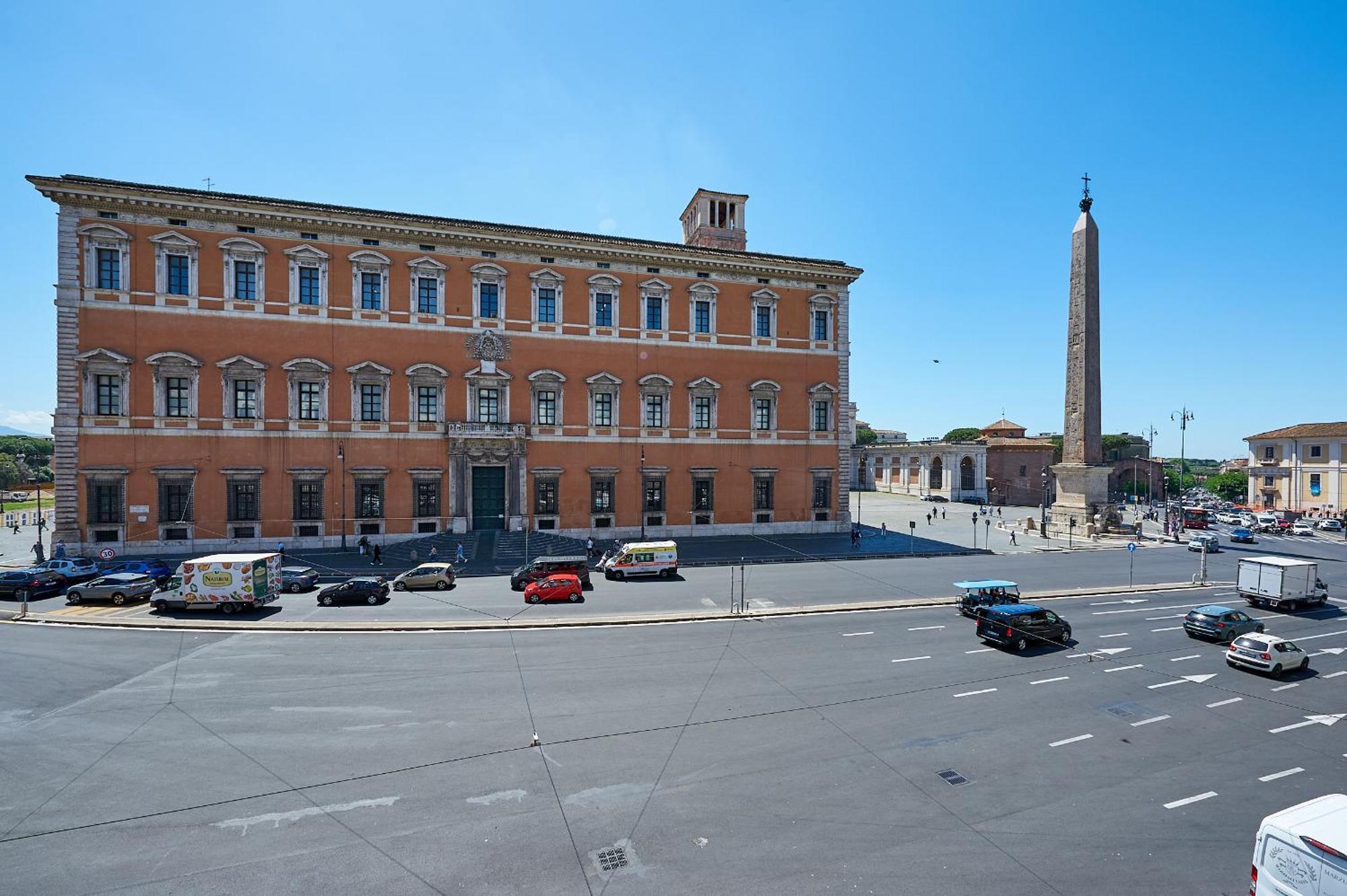 Irex Shining Near Colosseo Rome