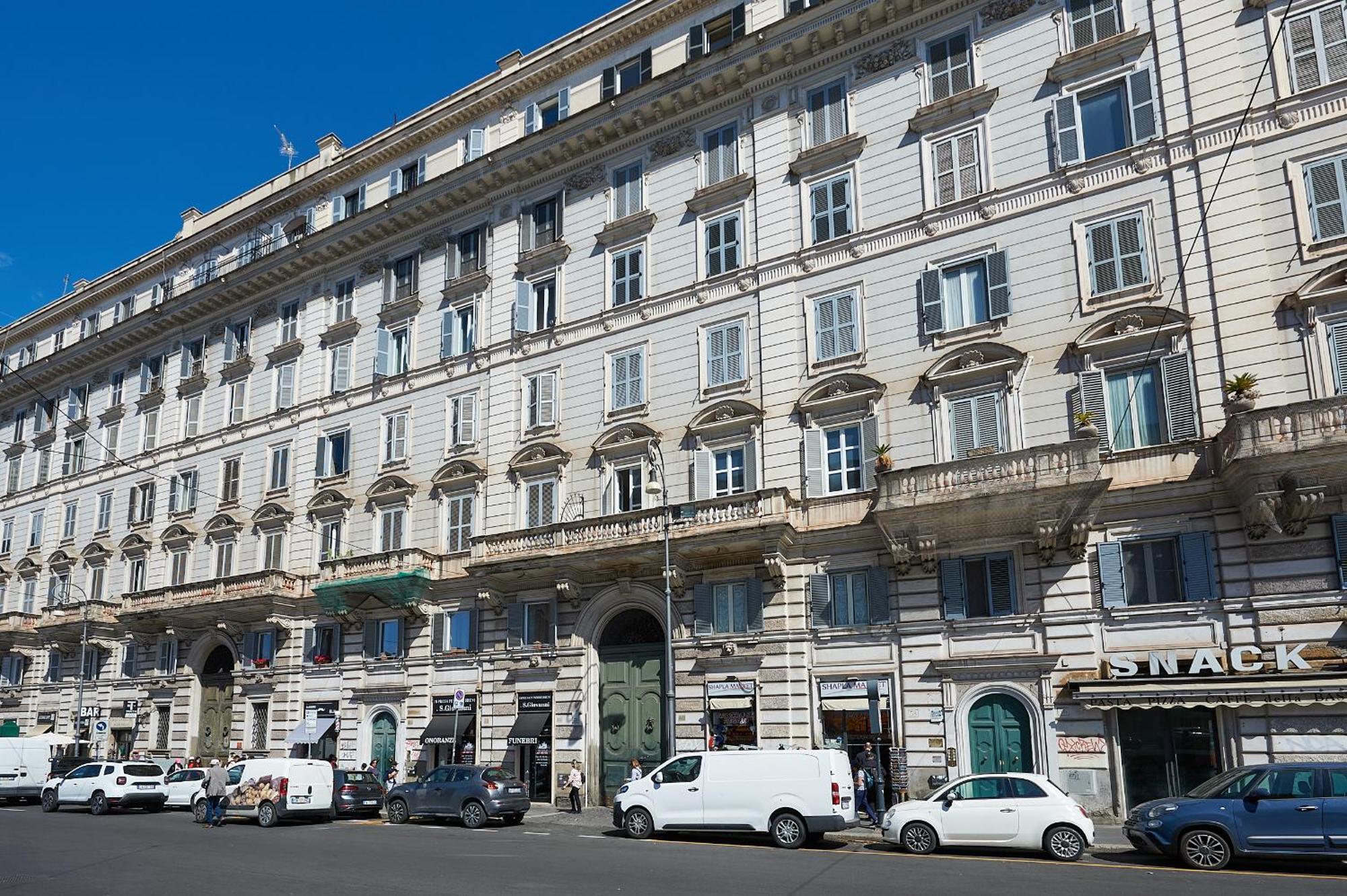 Irex Shining Near Colosseo * Rome