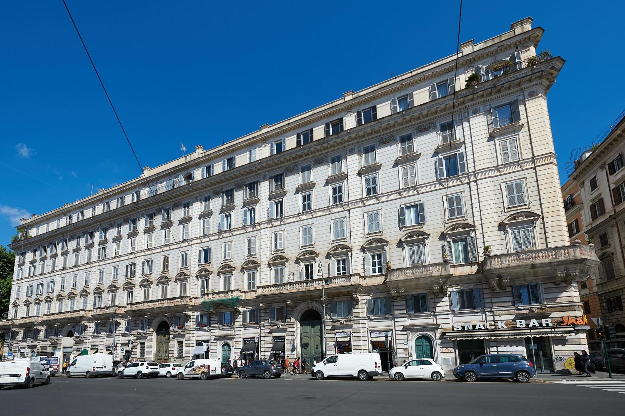 Irex Shining Near Colosseo Rome