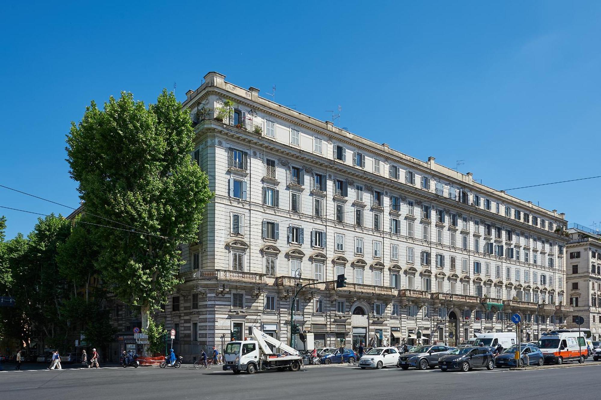 Irex Shining Near Colosseo