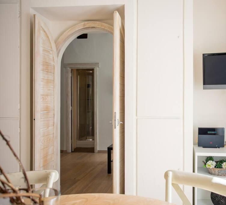 Myrentalinn - - Trastevere Arch Rome