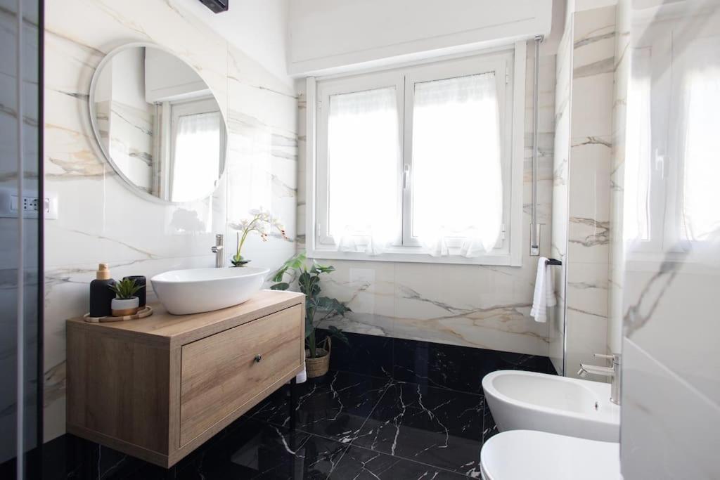 Vibe Red Rose Apartment
